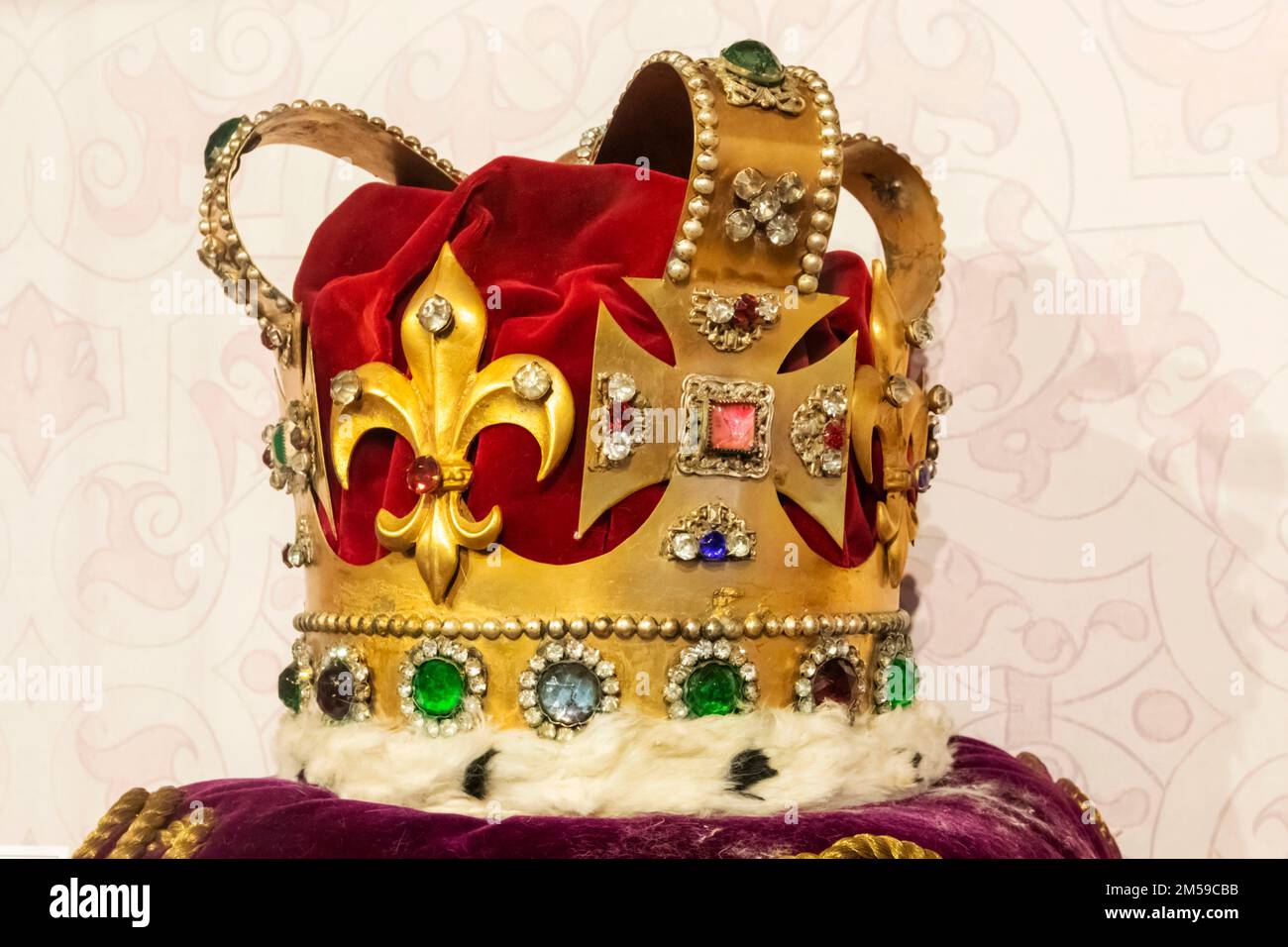 Inghilterra, Kent, Rochester, Eastgate House, mostra di Replica Crown Jewels St.Edwards Crown *** Didascalia locale *** Regno Unito, Gran Bretagna, Brit Foto Stock