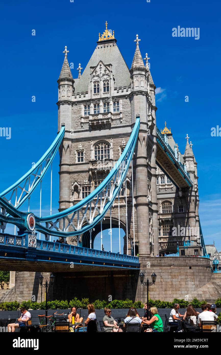 Tower Bridge con i clienti Pub seduti a Foreground, Londra, Inghilterra *** Didascalia locale *** UK,United Kingdom,Gran Bretagna,Britannia,Britannica,Inglese, Foto Stock