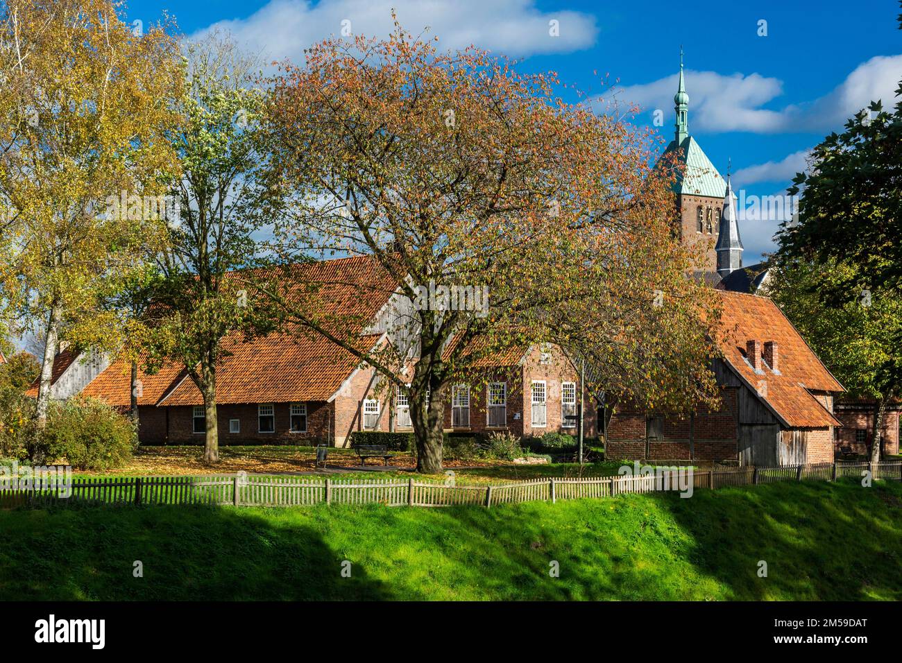 Deutschland, Vreden, Berkel, Westmuensterland, Muensterland, Westfalen, Nordrhein-Westfalen, NRW, Bauernhausmuseum und Kirchtuerme der Katholischen PF Foto Stock