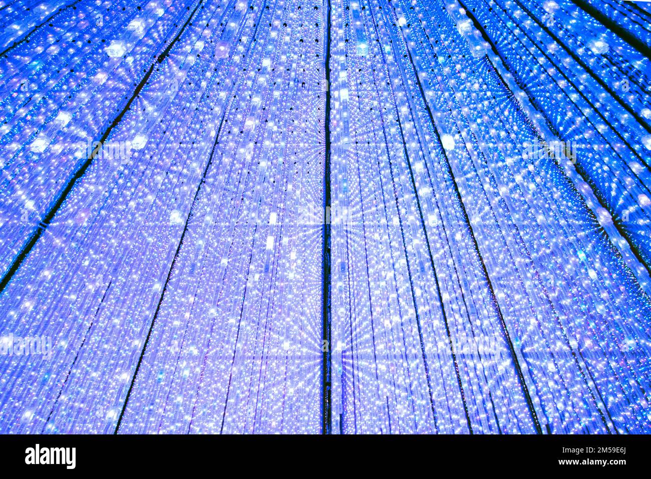 La sala Infinte Crystal Universe nella coinvolgente mostra d'arte a TeamLab Planets, Tokyo, Giappone. Foto Stock