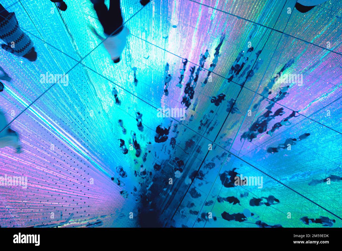 La sala Infinte Crystal Universe nella coinvolgente mostra d'arte a TeamLab Planets, Tokyo, Giappone. Foto Stock