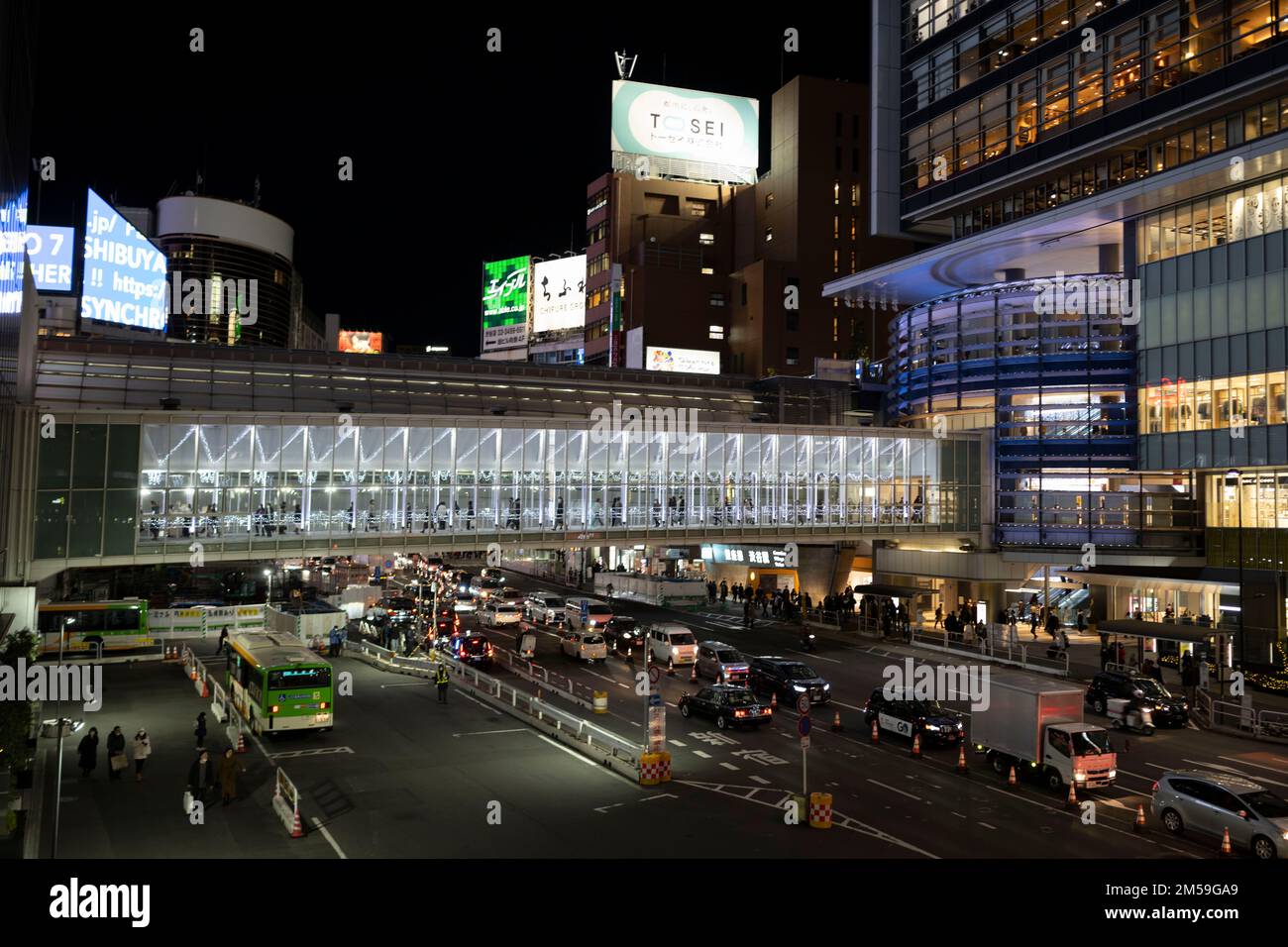 Tokyo, Giappone. 26th Dec, 2022. Passerelle pedonali che collegano la Stazione di Shibuya e le linee della Metropolitana di Tokyo agli sviluppi dell'edificio degli uffici intorno a Shibuya.Japan ha recentemente riaperto al turismo dopo oltre due anni di divieti di viaggio a causa della pandemia COVID-19. Lo Yen si è notevolmente deprezzato nei confronti del dollaro USA, creando turbolenze economiche per il commercio internazionale e l'economia giapponese. Anche il Giappone sta ora vivendo un conteggio giornaliero di oltre 100.000 nuovi casi di COVID-19 al giorno, mentre Tokyo rappresenta circa un quinto di questi casi causati dal virus SARS-COV-2. (Credit Image: © Taidgh Barron/ZUMA Pr Foto Stock