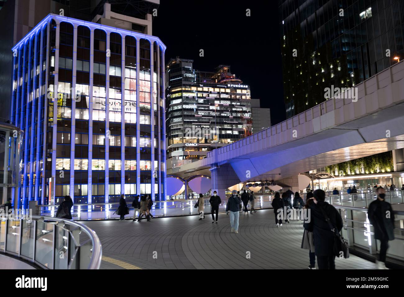 Tokyo, Giappone. 26th Dec, 2022. Passerelle pedonali che collegano la Stazione di Shibuya e le linee della Metropolitana di Tokyo agli sviluppi dell'edificio degli uffici intorno a Shibuya.Japan ha recentemente riaperto al turismo dopo oltre due anni di divieti di viaggio a causa della pandemia COVID-19. Lo Yen si è notevolmente deprezzato nei confronti del dollaro USA, creando turbolenze economiche per il commercio internazionale e l'economia giapponese. Anche il Giappone sta ora vivendo un conteggio giornaliero di oltre 100.000 nuovi casi di COVID-19 al giorno, mentre Tokyo rappresenta circa un quinto di questi casi causati dal virus SARS-COV-2. (Credit Image: © Taidgh Barron/ZUMA Pr Foto Stock