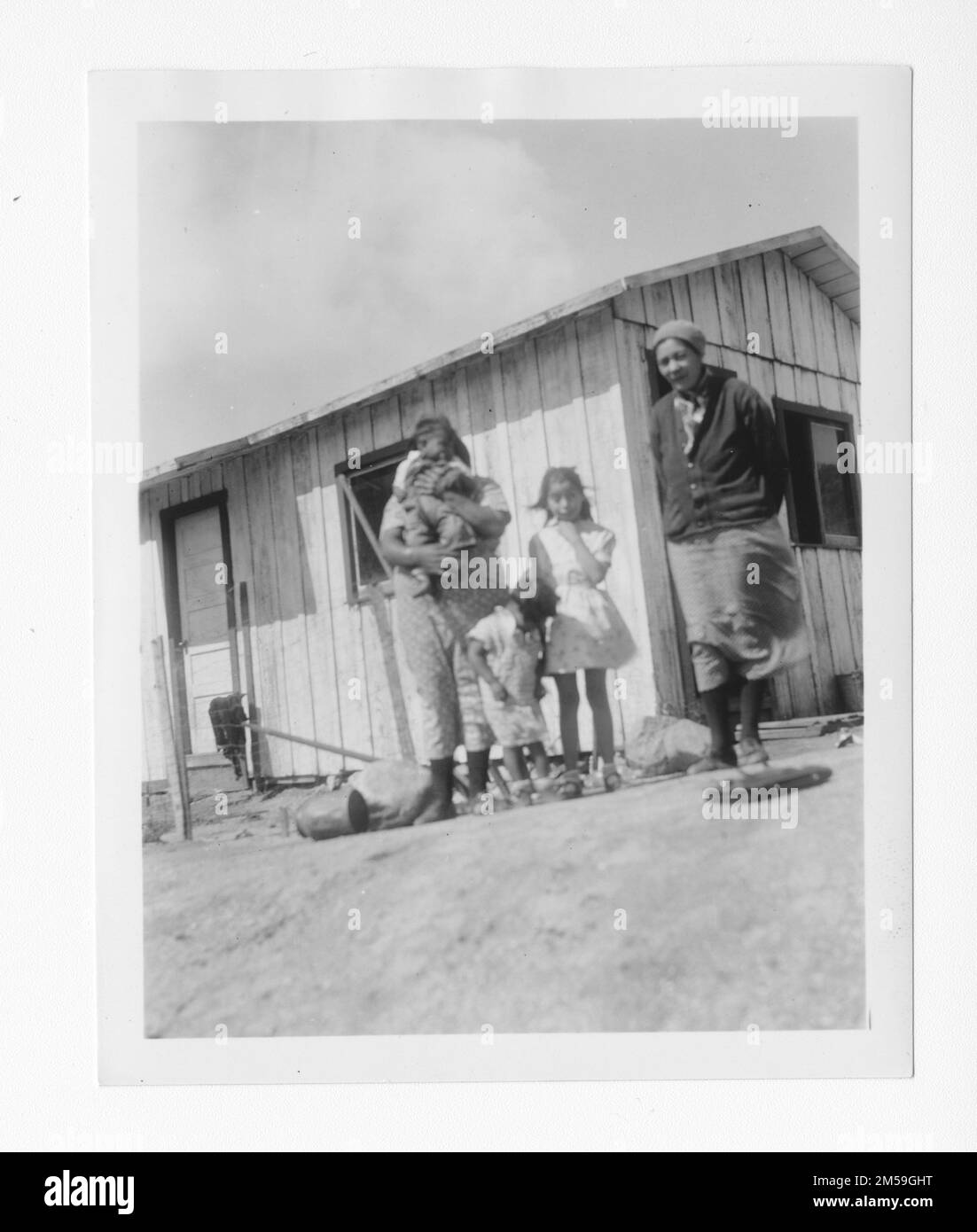 Didascalia originale: 'Luisa lunga moglie di Orosco [lunga]. Casa ha bisogno di un'altra stanza. Coppia e 6 figli e nonna. Ha bisogno di una camera extra molto male.'. 1936 - 1942. Regione del Pacifico (Riverside, CA). Stampa fotografica. Dipartimento dell'interno. Ufficio degli affari indiani. Agenzia di missione. 11/15/1920-6/17/1946. Fotografie Foto Stock