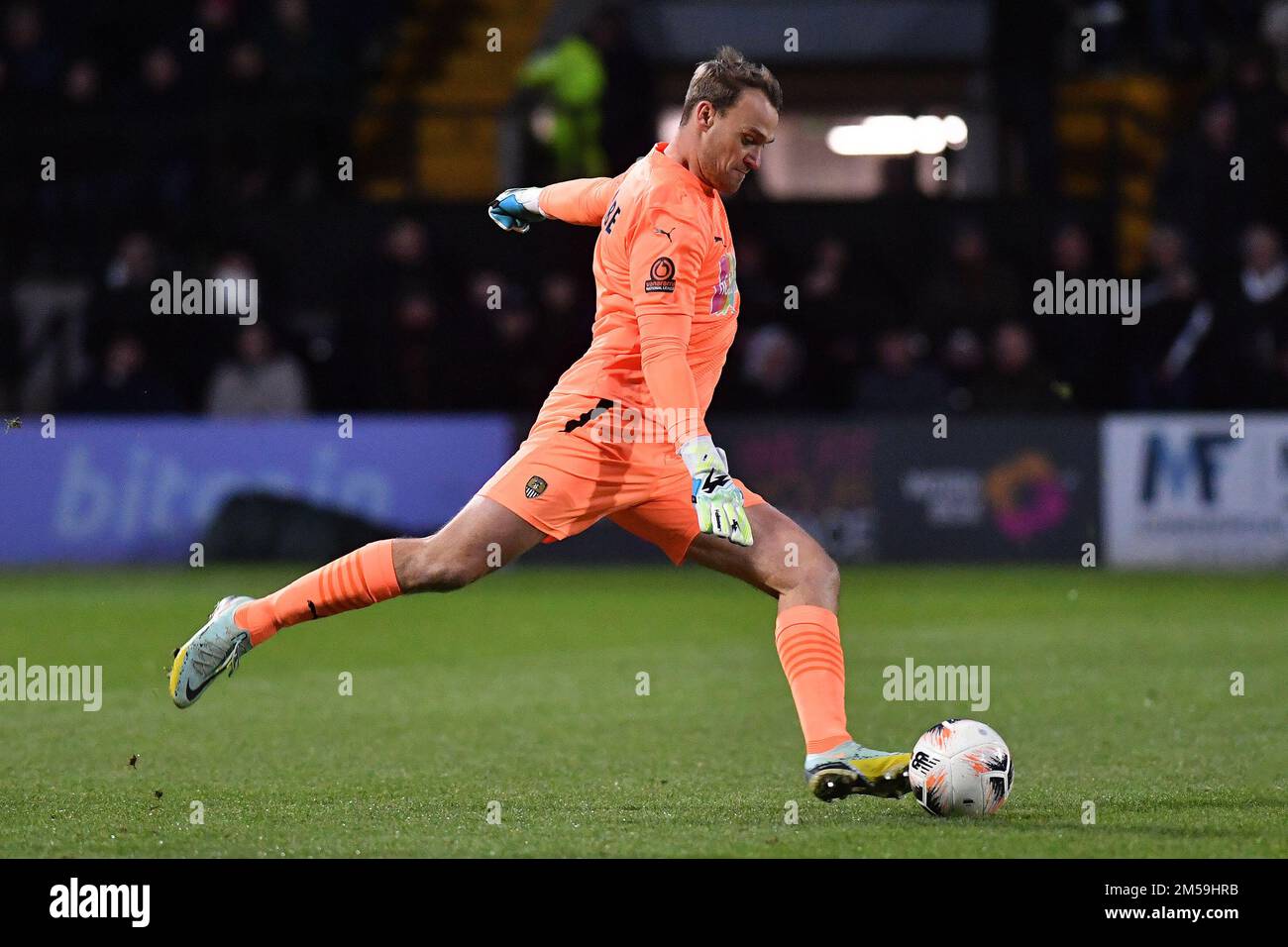 Nottingham, Regno Unito. 26th Dec 2022. Foto dell'azione di Sam Slocombe del Notts County Football Club durante la partita della Vanarama National League tra Notts County e Oldham Athletic a Meadow Lane, Nottingham, lunedì 26th dicembre 2022. (Credit: Eddie Garvey | MI News) Credit: MI News & Sport /Alamy Live News Foto Stock