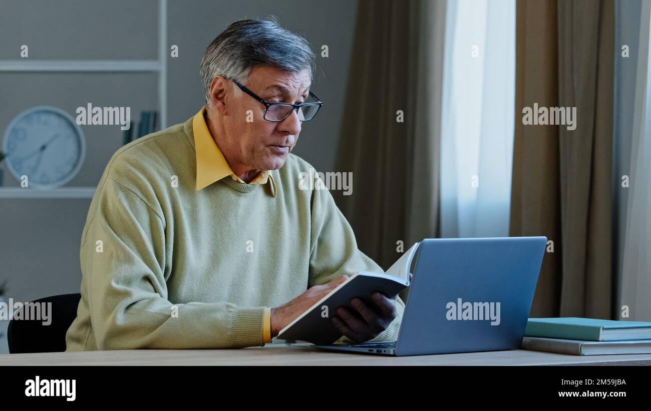 Senior Old male online insegnante a distanza webinar insegnante tutor coach parlare con la webcam del laptop video formazione vlog online conferenza chiamata vecchio uomo Foto Stock