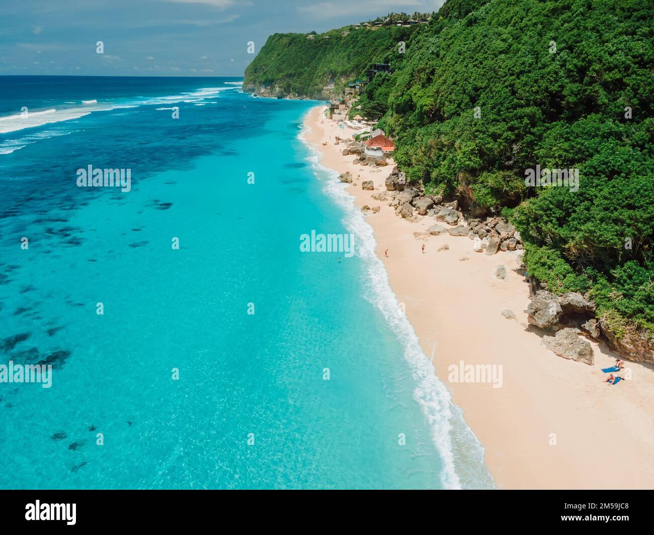 Paradise spiaggia tropicale con turchese trasparente oceano a Bali. Vista aerea Foto Stock