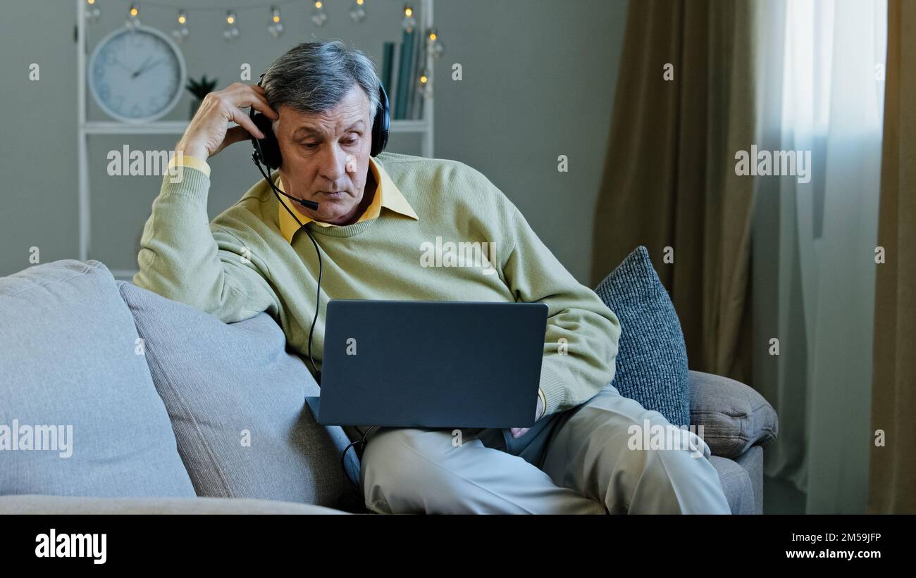 Più vecchio uomo caucasico imprenditore uomo 60s agente senior mentor avvocato psicologo servizio di chiamata banca consulente finanziario online insegnante in Foto Stock