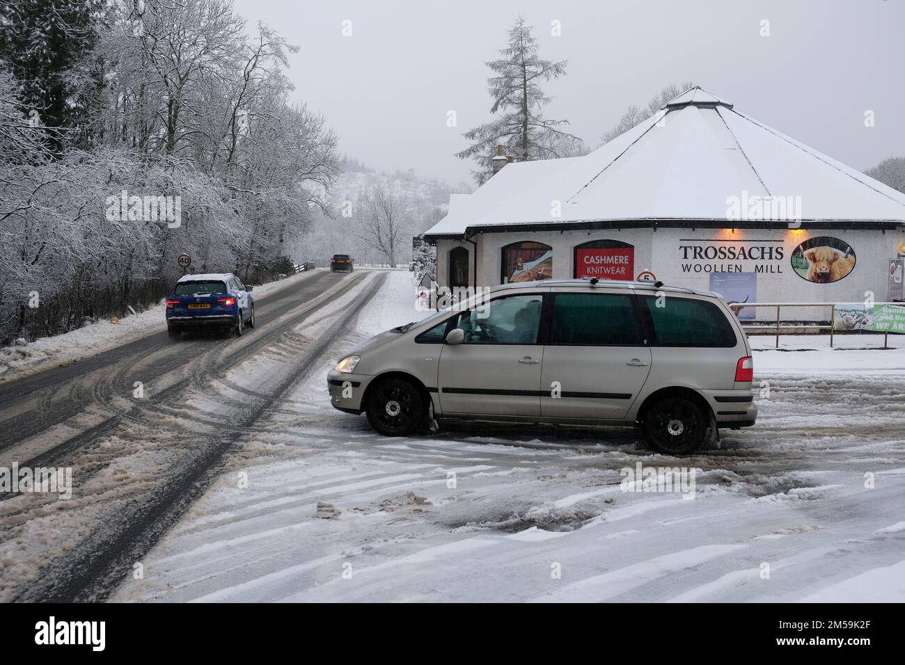 Callander, Scozia, Regno Unito. 27th dicembre 2022. Forte caduta di neve sulla A84 che causa condizioni di guida difficili a Callander e Kilmahog presso il mulino Trossachs Woollen. Credit: Craig Brown/Alamy Live News Foto Stock