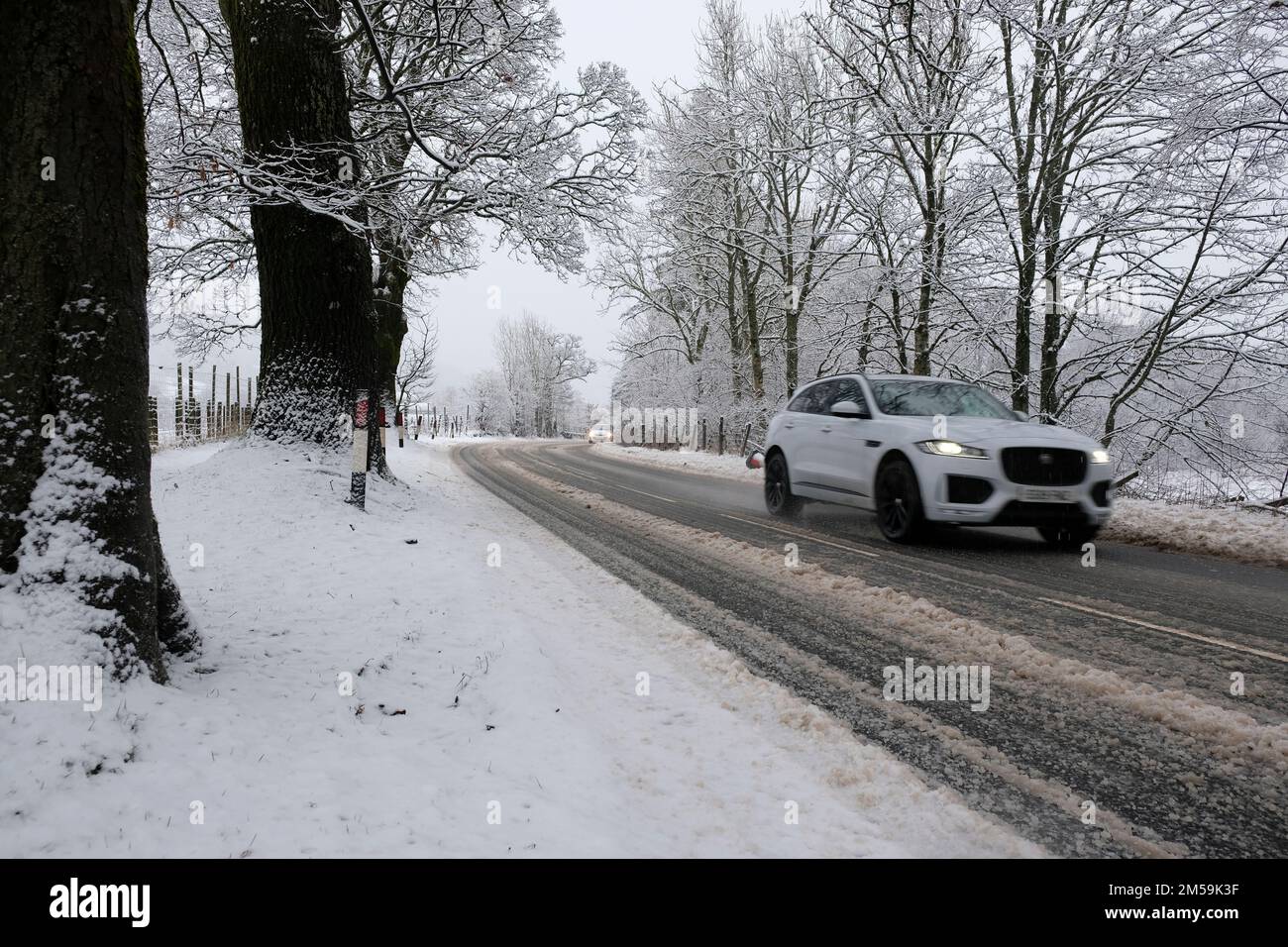 Callander, Scozia, Regno Unito. 27th dicembre 2022. Forte caduta di neve sulla A84 che causa condizioni di guida difficili all'interno e nei dintorni di Callander. Credit: Craig Brown/Alamy Live News Foto Stock