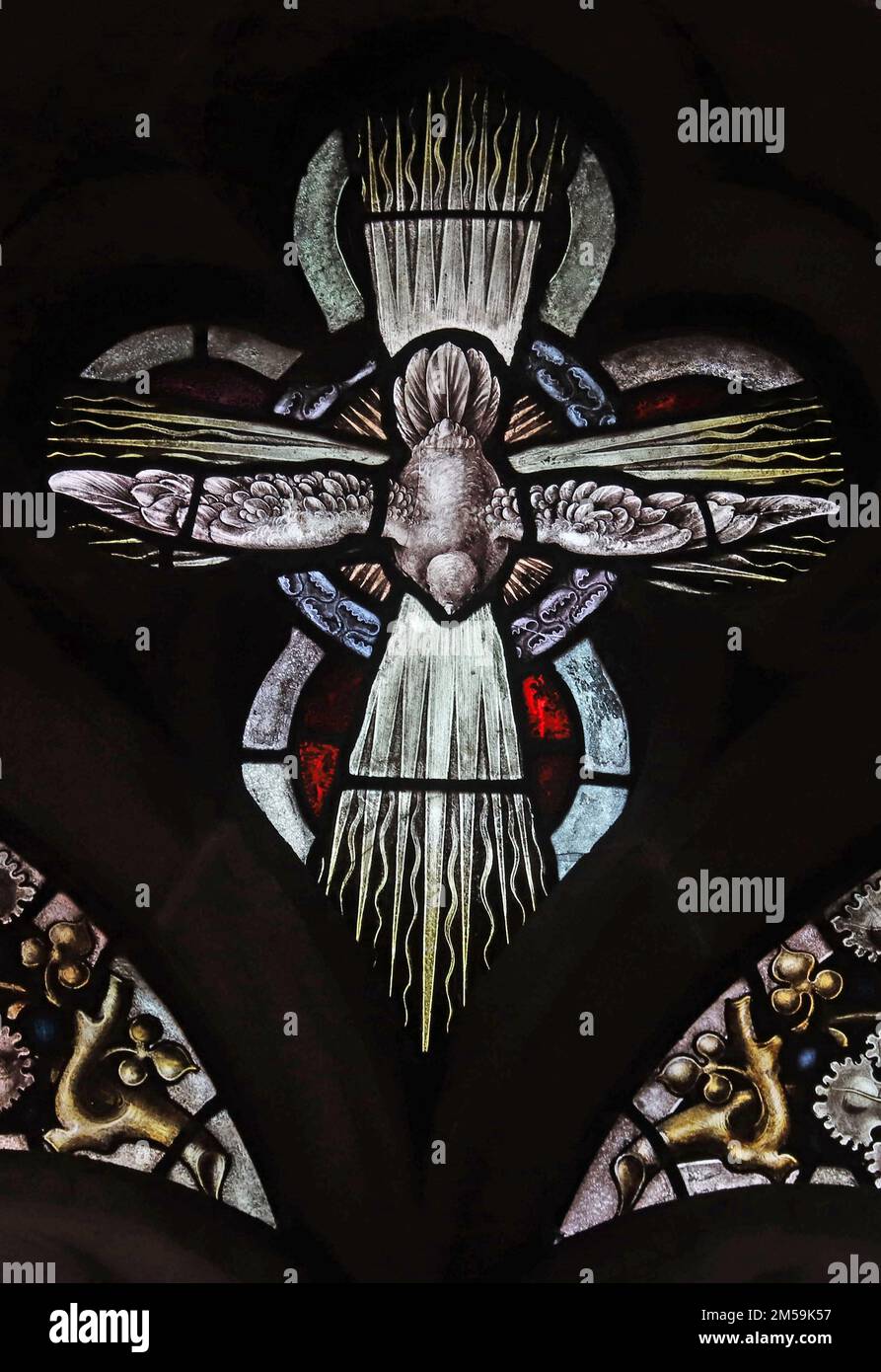 Vetrata di Percy Bacon & Brothers raffigurante una colomba bianca, simbolo dello Spirito Santo, della Chiesa di San Cardo, di Bensham, di Gateshead Foto Stock
