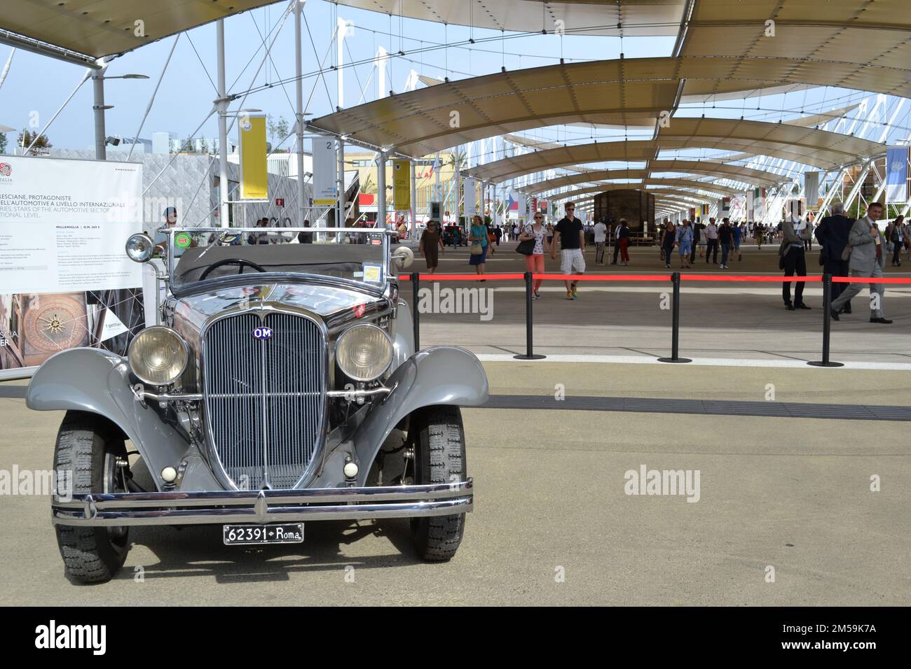 Esposizione della vettura OM 469S del 1930, partecipata al rally internazionale Mille miglia 2010 (Brescia - Roma - Brescia) in via Cardo e Decumano. Foto Stock