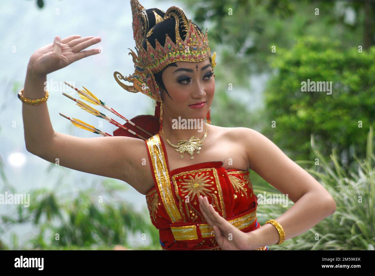 Ritratto di una danzatrice tradizionale in tradizionale abito giavanese Foto Stock