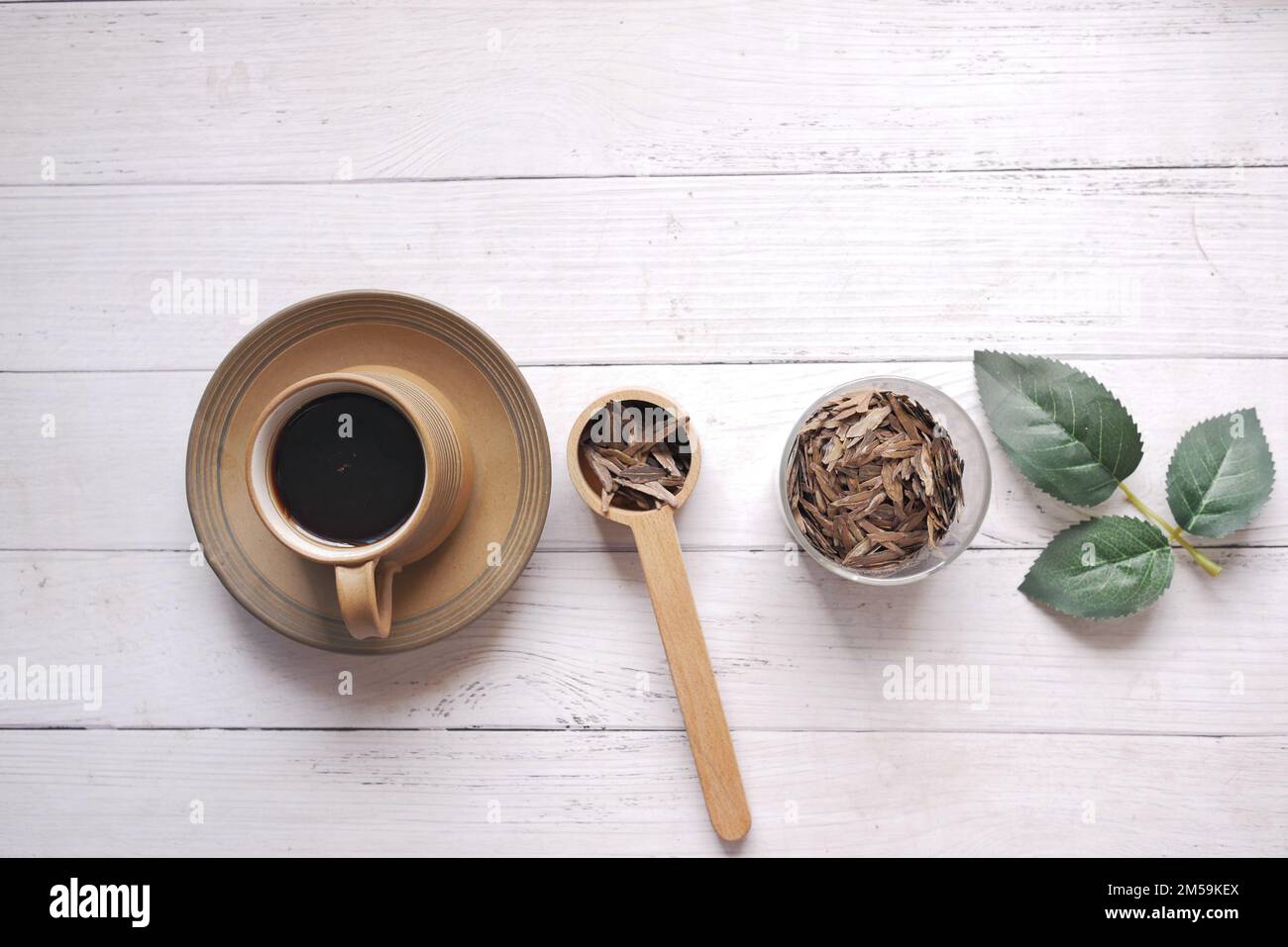 Foglie di tè secco sul cucchiaio da vicino . Foto Stock