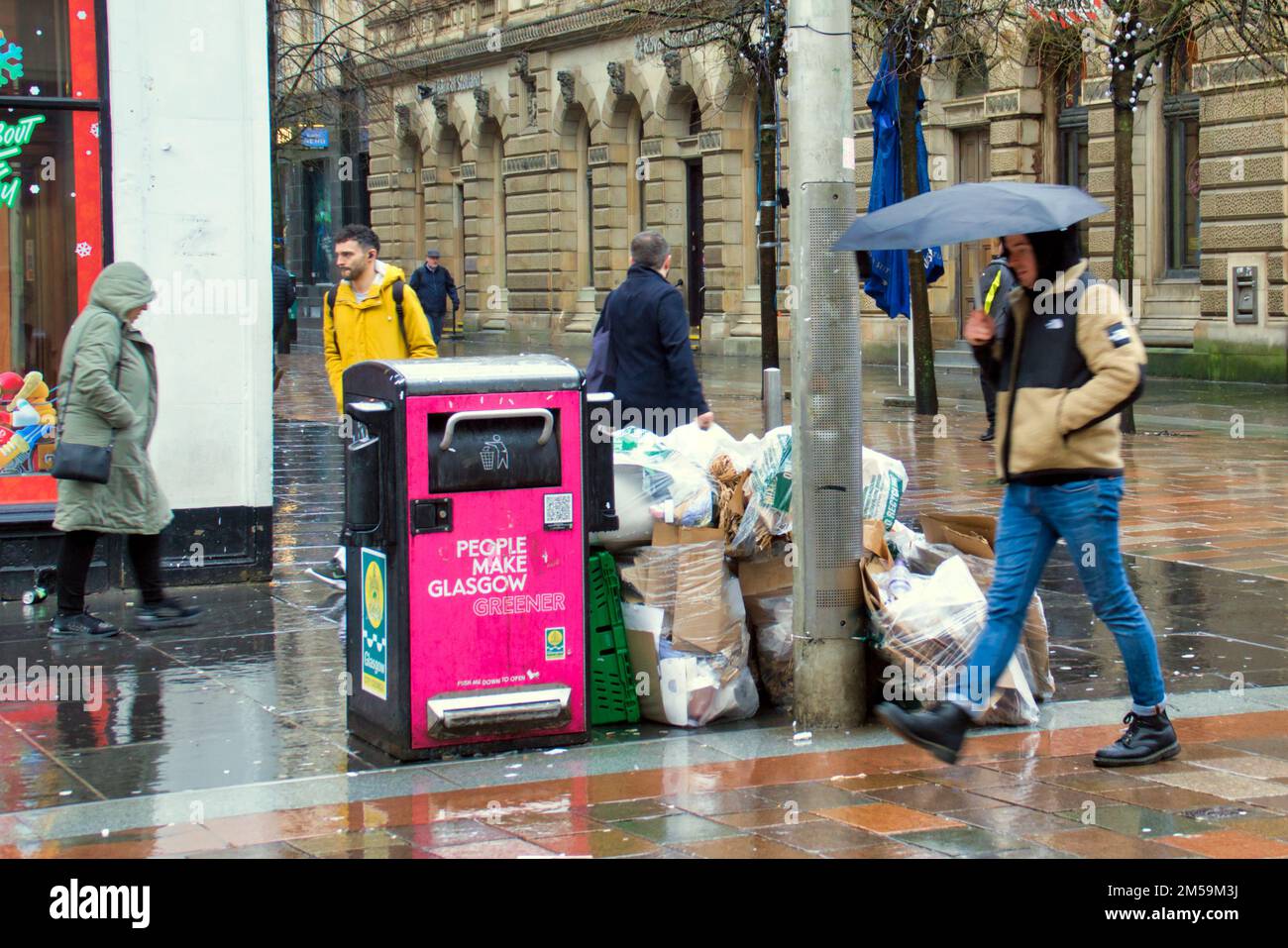 Glasgow, Scozia, Regno Unito 27th dicembre 2022. Natale chiaro come lavoratori del consiglio sacchetto le strade spazzatura e bidoni overflow .. Credit Gerard Ferry/Alamy Live News Foto Stock