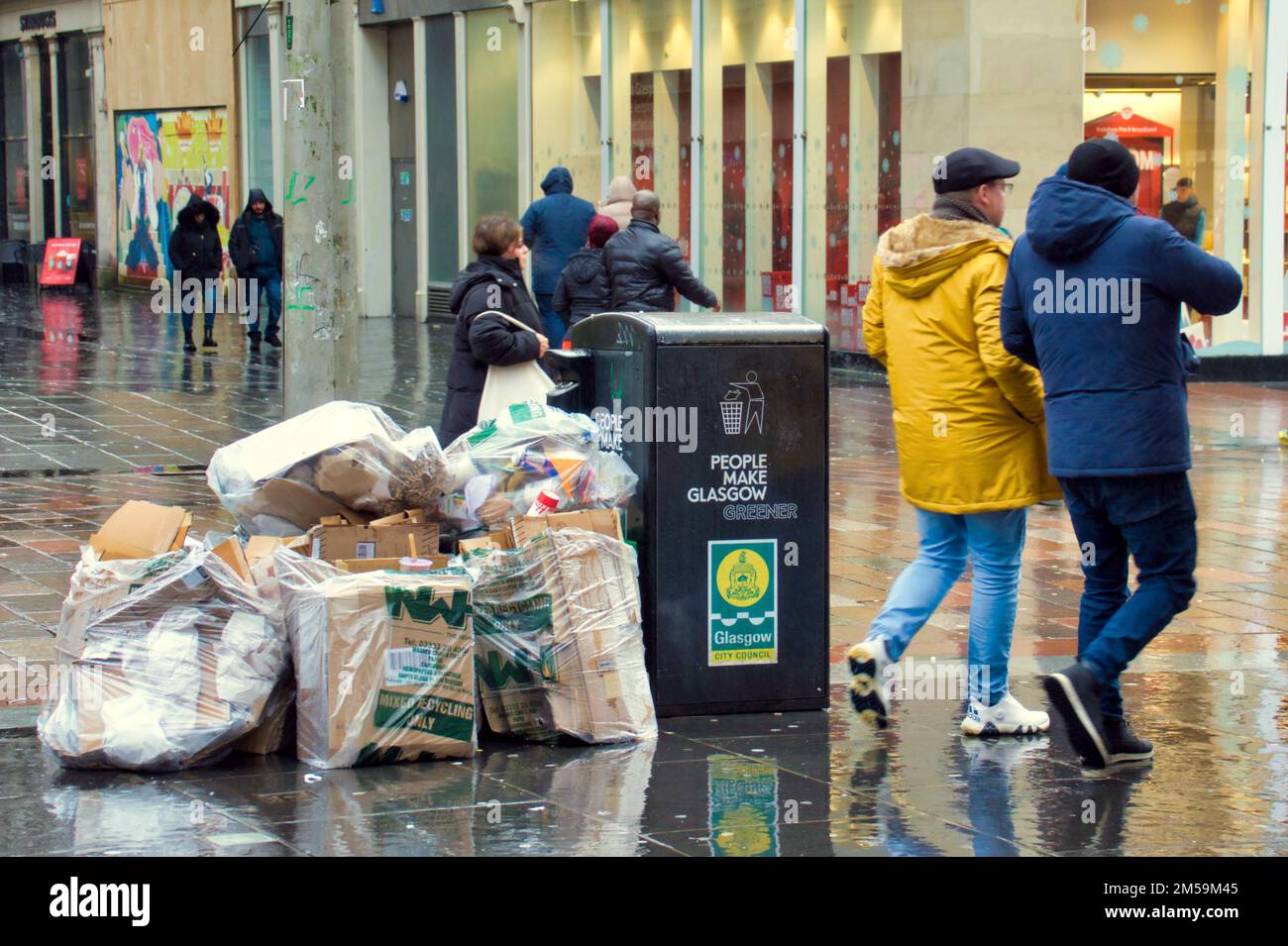 Glasgow, Scozia, Regno Unito 27th dicembre 2022. Natale chiaro come lavoratori del consiglio sacchetto le strade spazzatura e bidoni overflow .. Credit Gerard Ferry/Alamy Live News Foto Stock
