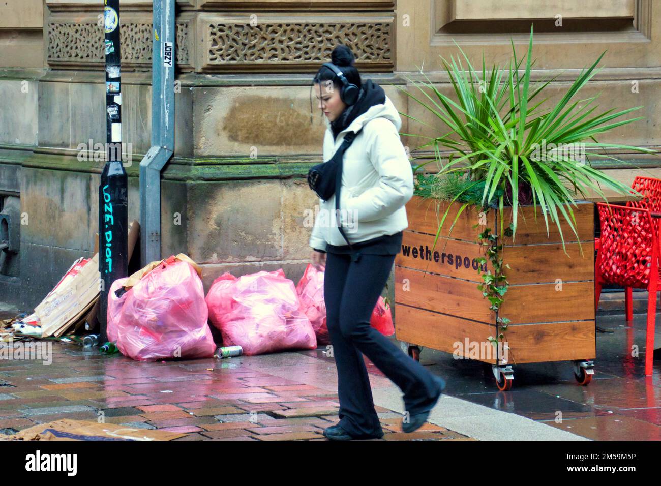 Glasgow, Scozia, Regno Unito 27th dicembre 2022. Natale chiaro come lavoratori del consiglio sacchetto le strade spazzatura e bidoni overflow .. Credit Gerard Ferry/Alamy Live News Foto Stock