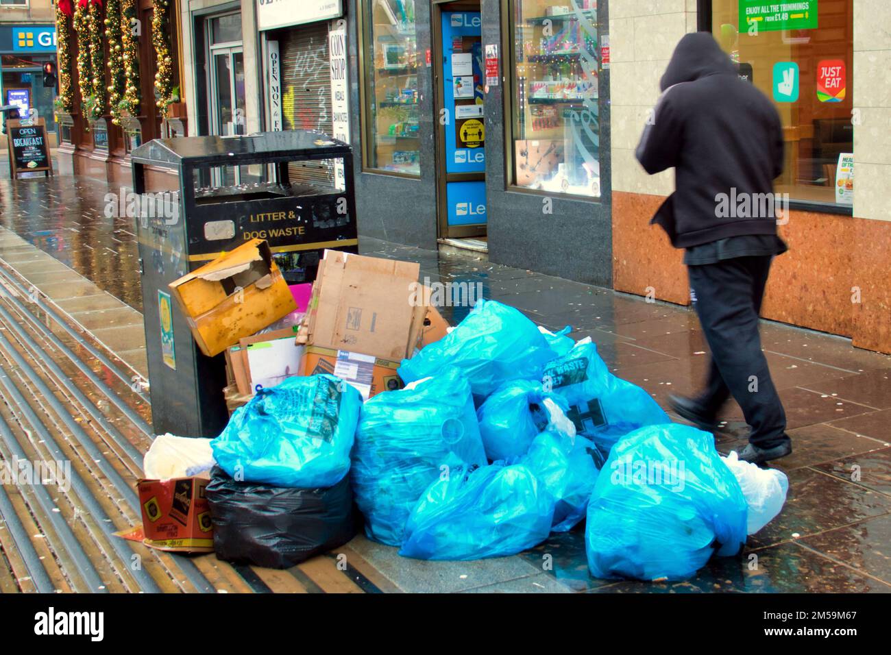 Glasgow, Scozia, Regno Unito 27th dicembre 2022. Natale chiaro come lavoratori del consiglio sacchetto le strade spazzatura e bidoni overflow .. Credit Gerard Ferry/Alamy Live News Foto Stock