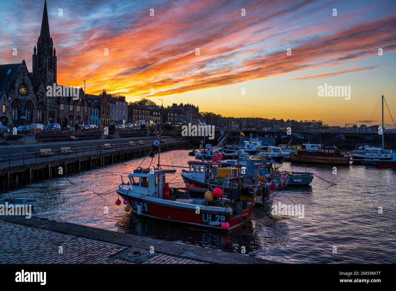 Barche da pesca nel porto di Newhaven al tramonto – Newhaven, Edimburgo, Scozia, Regno Unito Foto Stock