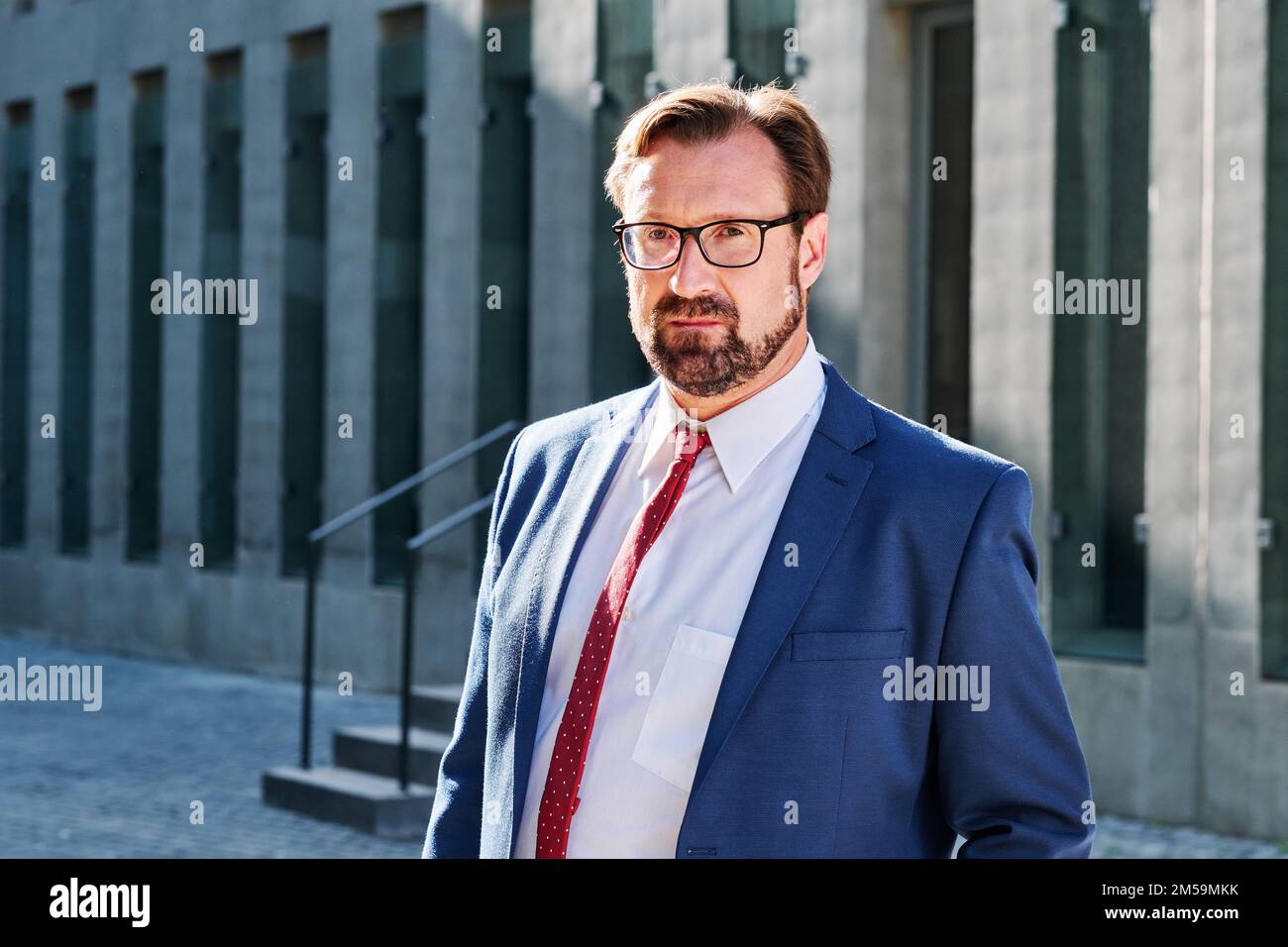 Ritratto di un uomo d'affari in tuta blu all'aperto Foto Stock