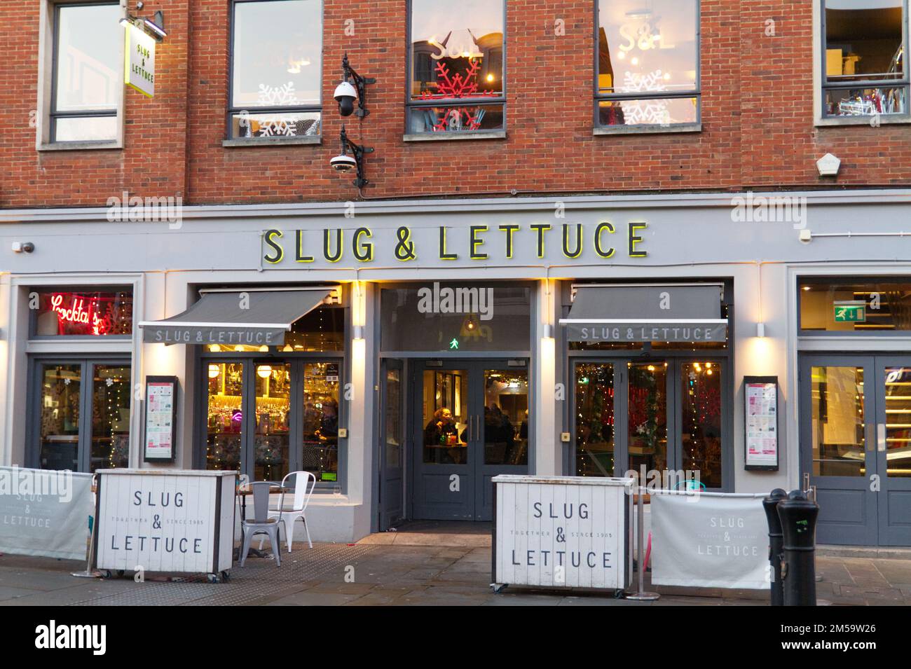 The Slug and Lattuce in High Street, Colchester, Essex, parte della catena di smart bar Foto Stock