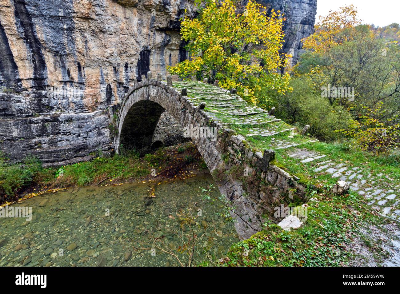 Il ponte di pietra di Kontodimos o Lazaridis, nella regione di Zagori, Epiro, Grecia. Foto Stock