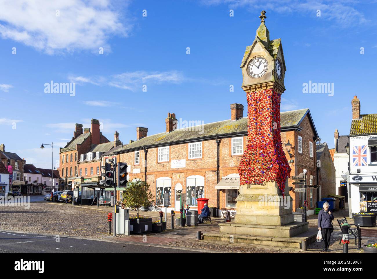 Thirsk North Yorkshire Thirsk Market Place Torre dell'Orologio Thirsk con bombardamento di fili thirsk North Yorkshire Inghilterra UK GB Europe Foto Stock