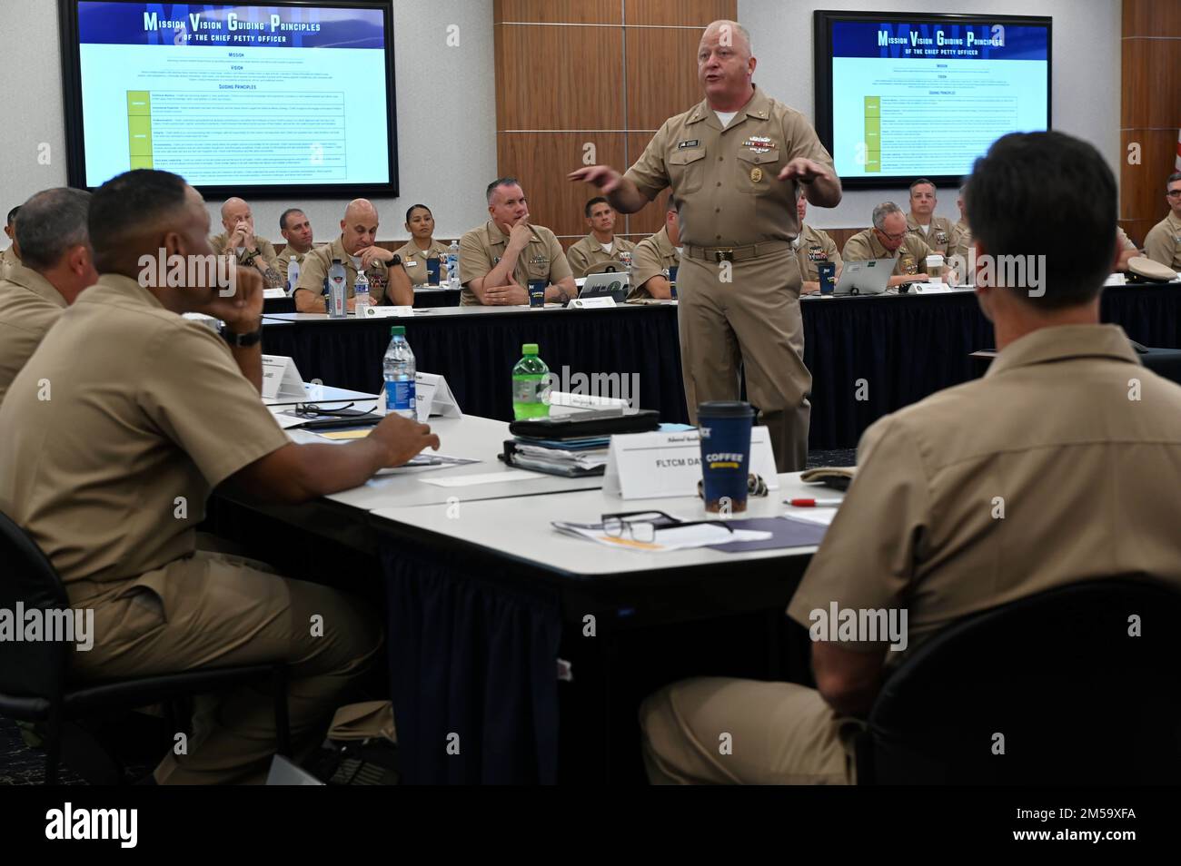 220909-N-UB993-1051 WASHINGTON D.C. (DAL 9, 2022) Master Chief Petty Officer della Marina James Honea parla della sua missione, visione e guida, e dei principali durante il Simposio Leadership Mess del 2022. La Leadership Mess è composta da capi di comando (CMC) che servono flotte numerate, forze operative e vari dettagli di ufficiali di bandiera. Il simposio annuale è un'opportunità per i leader senior arruolati di vedere, risolvere e condividere le Best practice scambiando idee e feedback alla leadership nel tentativo di migliorare la Marina militare. Foto Stock