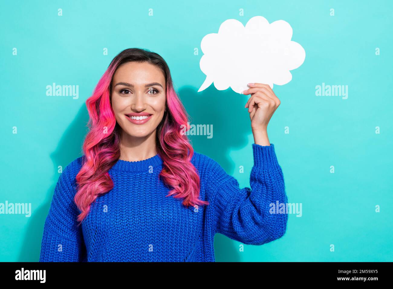 Foto di giovane sorriso allegro attraente hipster donna indossare maglia blu maglione tenere carta nuvola vuoto spazio idea isolato su sfondo di colore ciano Foto Stock