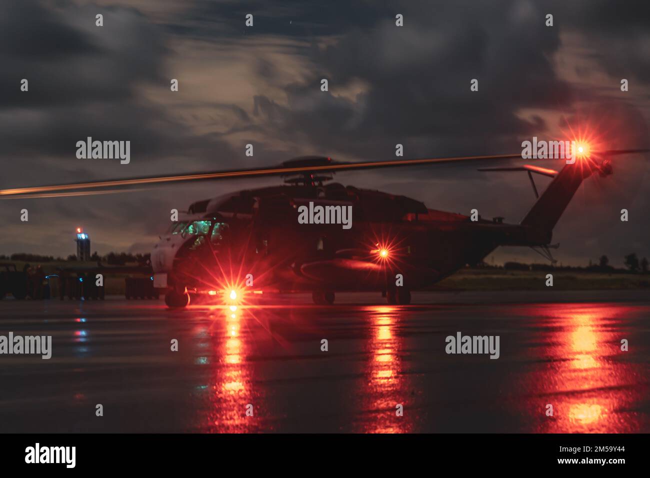 NEGLI STATI UNITI Marine Corps CH-53E Super Stallion elicottero assegnato a Marine Heavy Helicopter Squadron (HMH) 466, drops off ordnance a sostegno di Jungle Warfare esercizio 22 su isola di Shima, Giappone, 14 febbraio 2022. JWX 22 è un'esercitazione di formazione sul campo su larga scala incentrata sull'utilizzo delle capacità integrate di partner congiunti e alleati per rafforzare la consapevolezza, le manovre e gli incendi in tutti i settori in un ambiente marittimo distribuito. Foto Stock