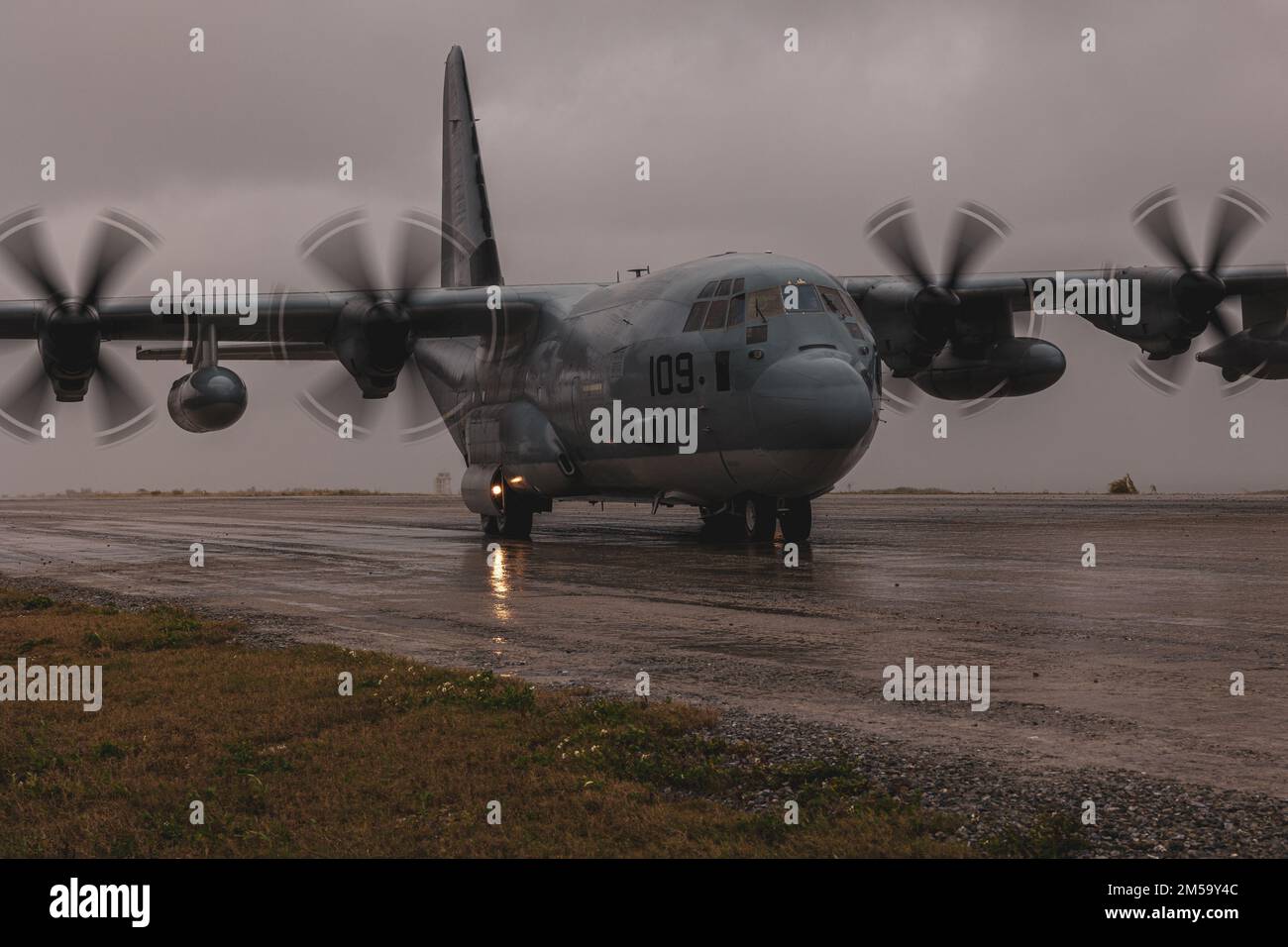 NEGLI STATI UNITI Marine Corps KC-130J Aircraft assegnato a Marine Aerial Refueler Transport Squadron (VMGR) 152, scende da Marines e attrezzature a sostegno di Jungle Warfare esercizio 22 su Isola di Shima, Giappone, 14 febbraio 2022. JWX 22 è un'esercitazione di formazione sul campo su larga scala incentrata sull'utilizzo delle capacità integrate di partner congiunti e alleati per rafforzare la consapevolezza, le manovre e gli incendi in tutti i settori in un ambiente marittimo distribuito. Foto Stock