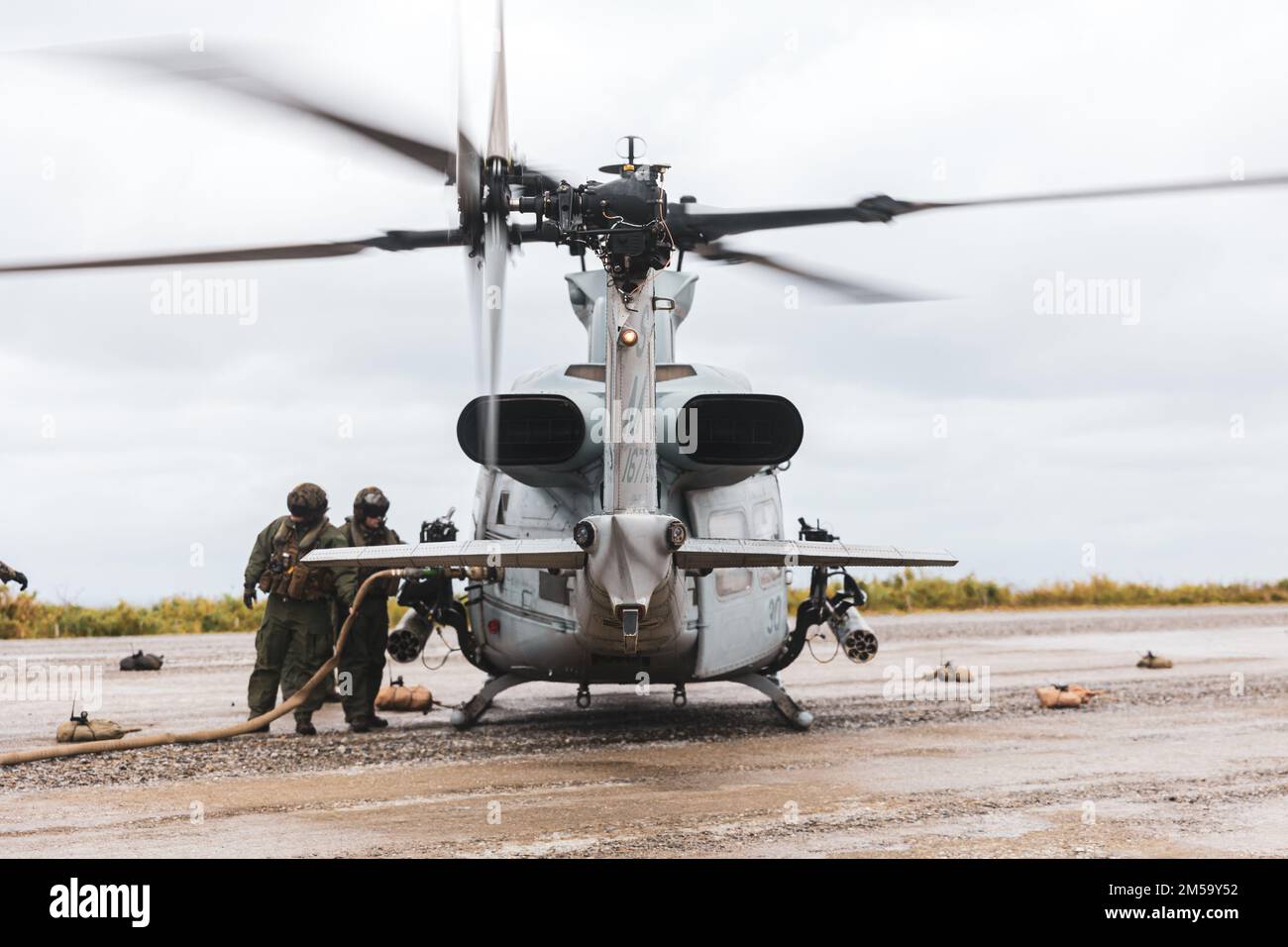 STATI UNITI Marines con Marine Light Attack Helicopter Squadron (HMLA) 369 rifornire un UH-1Y Venom elicottero a sostegno di Jungle Warfare esercizio 22 su Shima Island, Giappone, 15 febbraio 2022. JWX 22 è un'esercitazione di formazione sul campo su larga scala incentrata sull'utilizzo delle capacità integrate di partner congiunti e alleati per rafforzare la consapevolezza, le manovre e gli incendi in tutti i settori in un ambiente marittimo distribuito. Foto Stock