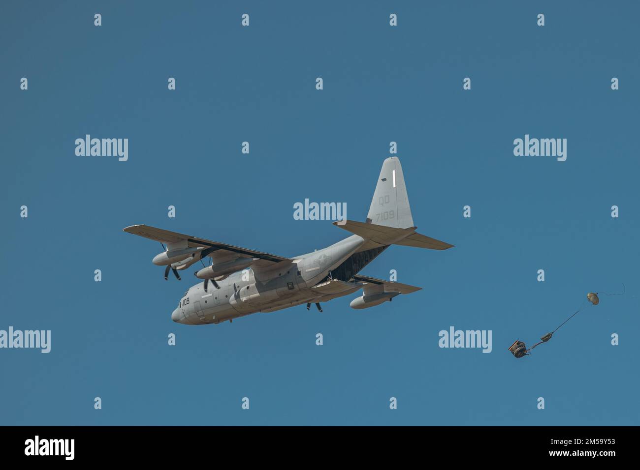 NEGLI STATI UNITI Marine Corps KC-130J Aircraft assegnato a Marine Aerial Refueler Transport Squadron (VMGR) 152, airdrops equipment a sostegno di Jungle Warfare esercizio 22 su Isola di Shima, Giappone, 15 febbraio 2022. JWX 22 è un'esercitazione di formazione sul campo su larga scala incentrata sull'utilizzo delle capacità integrate di partner congiunti e alleati per rafforzare la consapevolezza, le manovre e gli incendi in tutti i settori in un ambiente marittimo distribuito. Foto Stock