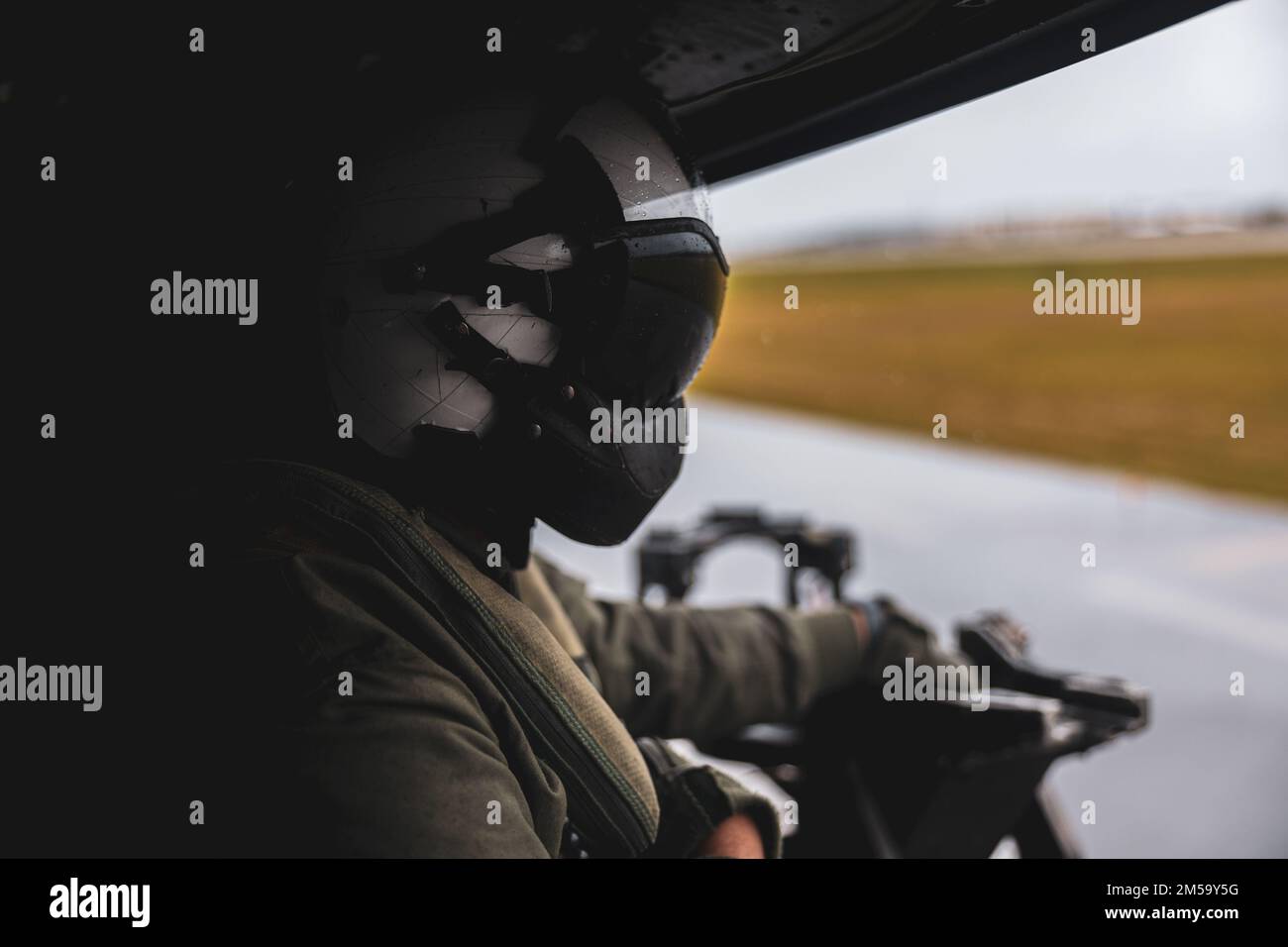 NEGLI STATI UNITI Marine with Marine Light Attack Helicopter Squadron (HMLA) 369, scansiona la linea di volo mentre decollava in un elicottero UH-1Y Venom a sostegno dell'esercizio 22 di Jungle Warfare sulla Stazione aerea del corpo Marino Futenma, Okinawa, Giappone, 14 febbraio 2022. JWX 22 è un'esercitazione di formazione sul campo su larga scala incentrata sull'utilizzo delle capacità integrate di partner congiunti e alleati per rafforzare la consapevolezza, le manovre e gli incendi in tutti i settori in un ambiente marittimo distribuito. Foto Stock