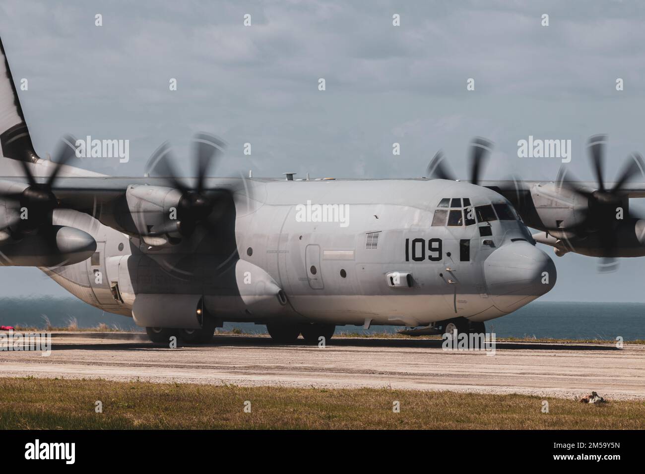 NEGLI STATI UNITI Marine Corps KC-130J Aircraft assegnato a Marine Aerial Refueler Transport Squadron (VMGR) 152, atterra dopo l'equipaggiamento di caduta aerea a sostegno dell'esercizio 22 di Jungle Warfare sull'isola di Shima, Giappone, 15 febbraio 2022. JWX 22 è un'esercitazione di formazione sul campo su larga scala incentrata sull'utilizzo delle capacità integrate di partner congiunti e alleati per rafforzare la consapevolezza, le manovre e gli incendi in tutti i settori in un ambiente marittimo distribuito. Foto Stock