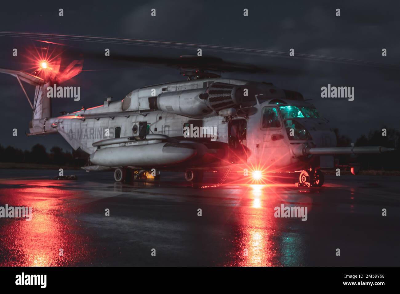 NEGLI STATI UNITI Marine Corps CH-53E Super Stallion elicottero assegnato a Marine Heavy Helicopter Squadron (HMH) 466, drops off ordnance a sostegno di Jungle Warfare esercizio 22 su isola di Shima, Giappone, 14 febbraio 2022. JWX 22 è un'esercitazione di formazione sul campo su larga scala incentrata sull'utilizzo delle capacità integrate di partner congiunti e alleati per rafforzare la consapevolezza, le manovre e gli incendi in tutti i settori in un ambiente marittimo distribuito. Foto Stock