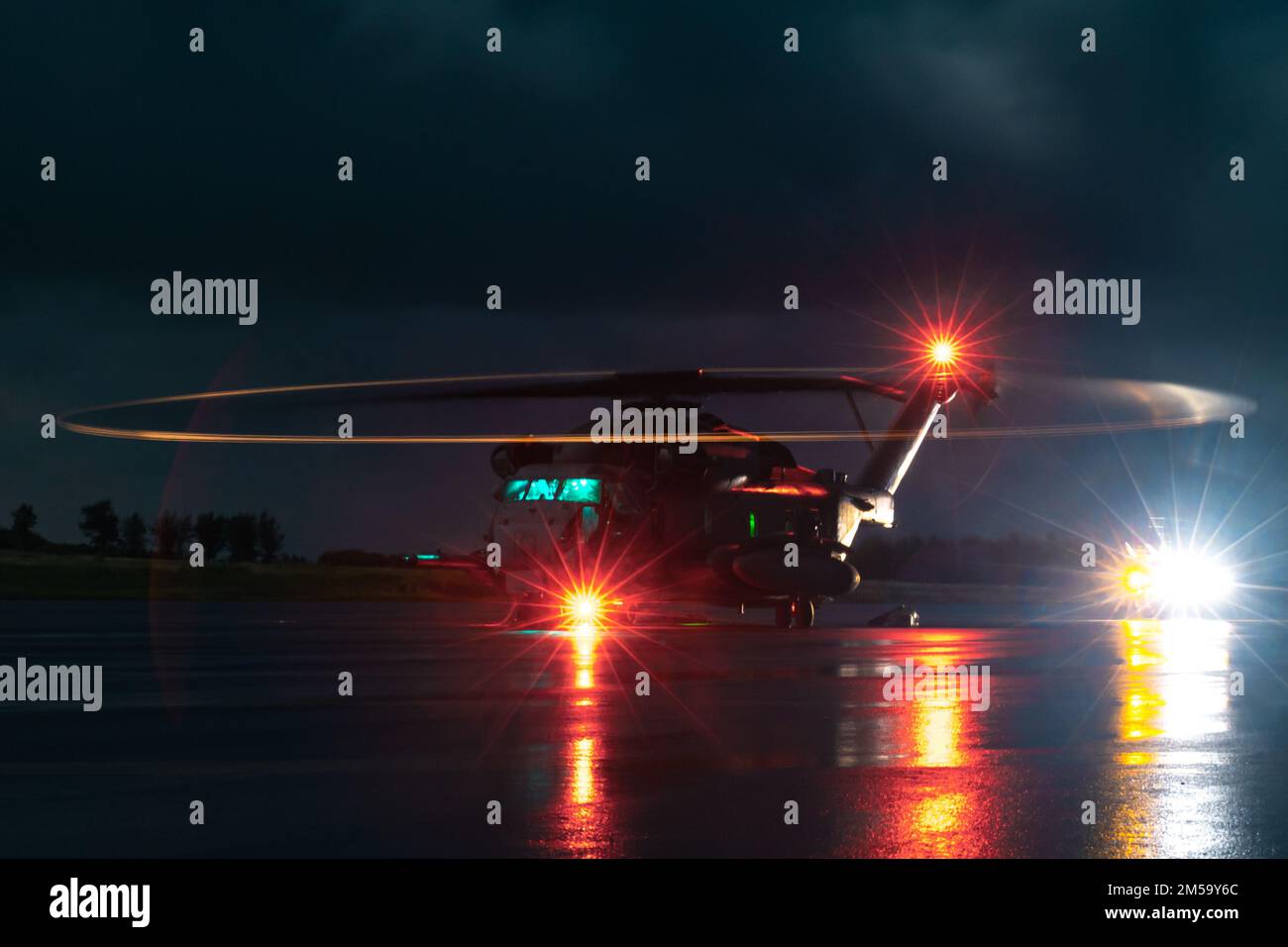 NEGLI STATI UNITI Marine Corps CH-53E Super Stallion elicottero assegnato a Marine Heavy Helicopter Squadron (HMH) 466, drops off ordnance a sostegno di Jungle Warfare esercizio 22 su isola di Shima, Giappone, 14 febbraio 2022. JWX 22 è un'esercitazione di formazione sul campo su larga scala incentrata sull'utilizzo delle capacità integrate di partner congiunti e alleati per rafforzare la consapevolezza, le manovre e gli incendi in tutti i settori in un ambiente marittimo distribuito. Foto Stock