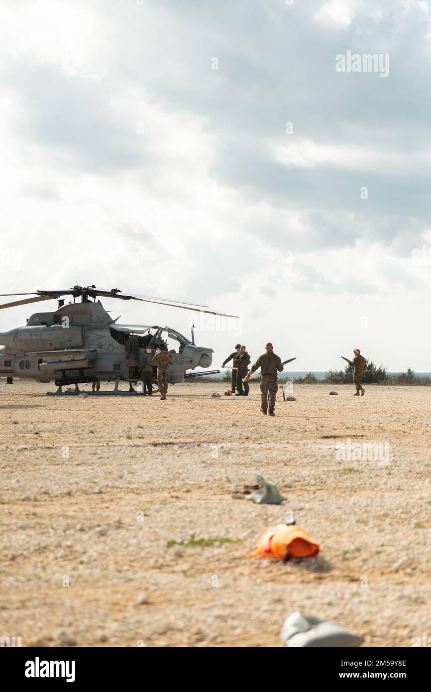 STATI UNITI Marines with Marine Light Attack Helicopter Squadron (HMLA) 369 carica l'ordnance in un elicottero UH-1Y Venom prima di un evento di addestramento dal vivo a sostegno dell'esercizio 22 di Jungle Warfare, vale a dire Shima Island, Giappone, 15 febbraio 2022. JWX 22 è un'esercitazione di formazione sul campo su larga scala incentrata sull'utilizzo delle capacità integrate di partner congiunti e alleati per rafforzare la consapevolezza, le manovre e gli incendi in tutti i settori in un ambiente marittimo distribuito. Foto Stock