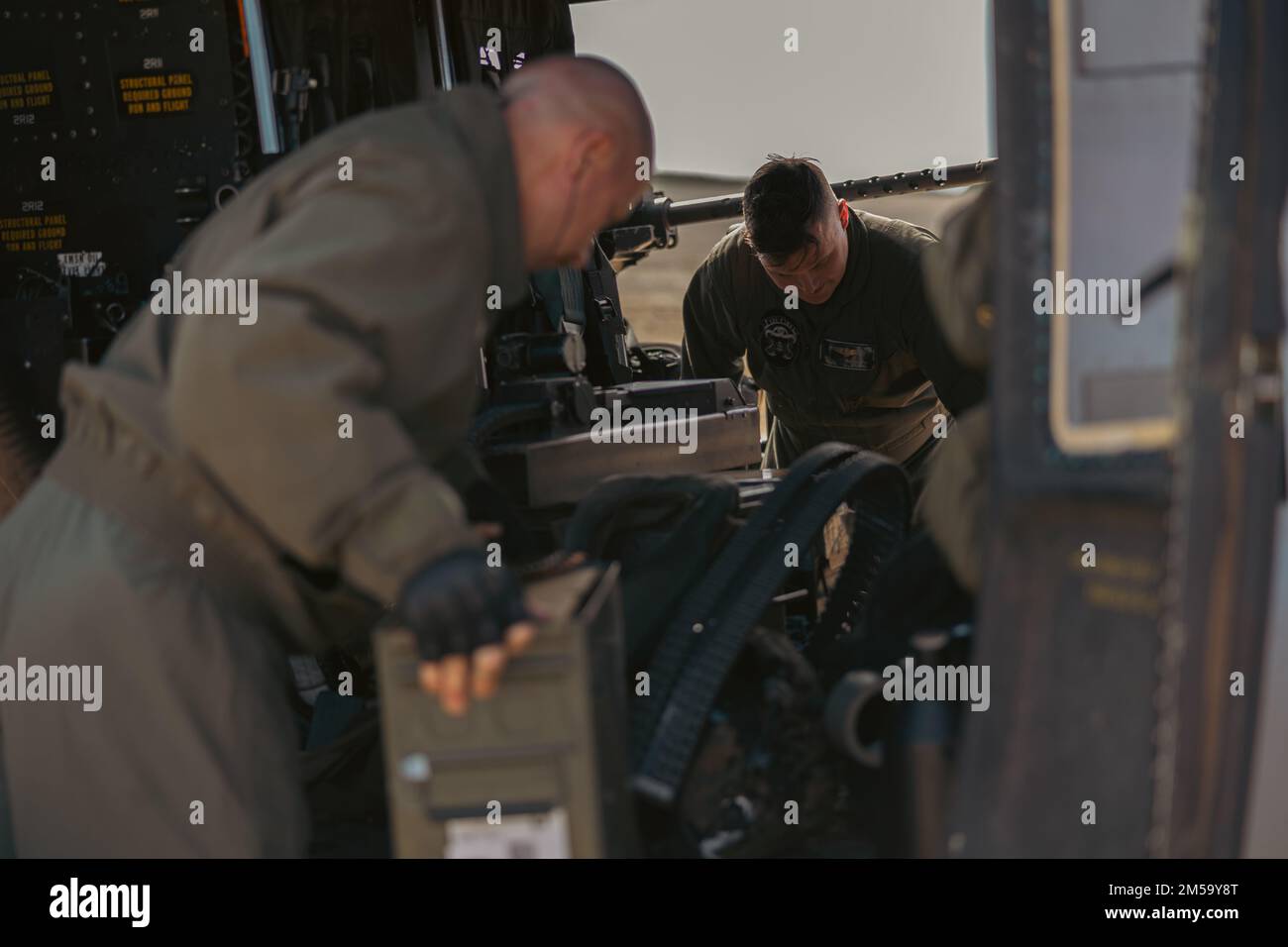 STATI UNITI Marines with Marine Light Attack Helicopter Squadron (HMLA) 369 carica l'ordnance in un elicottero UH-1Y Venom prima di un evento di addestramento dal vivo a sostegno dell'esercizio 22 di Jungle Warfare, vale a dire Shima Island, Giappone, 15 febbraio 2022. JWX 22 è un'esercitazione di formazione sul campo su larga scala incentrata sull'utilizzo delle capacità integrate di partner congiunti e alleati per rafforzare la consapevolezza, le manovre e gli incendi in tutti i settori in un ambiente marittimo distribuito. Foto Stock