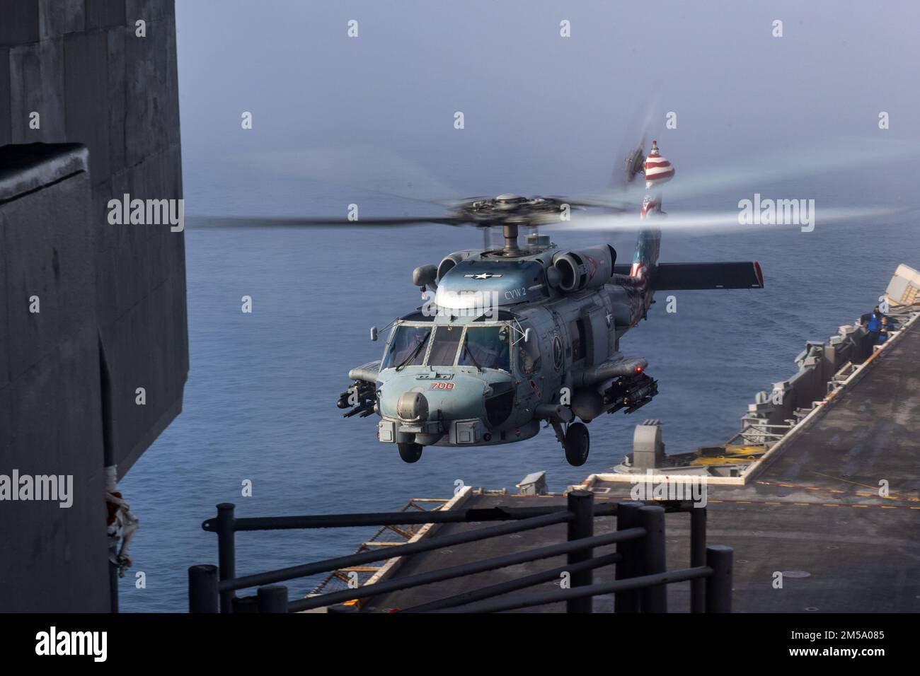 220213-N-YN807-1086 OCEANO PACIFICO (13 febbraio 2022) un falco marino MH-60R, assegnato ai “falchi blu” di Helicopter Maritime Strike Squadron (HSM) 78, decade dal ponte di volo della portaerei di classe Nimitz USS Carl Vinson (CVN 70), 13 febbraio 2022. Vinson sta attualmente conducendo operazioni marittime di routine nella U.S. 3rd Fleet. Foto Stock