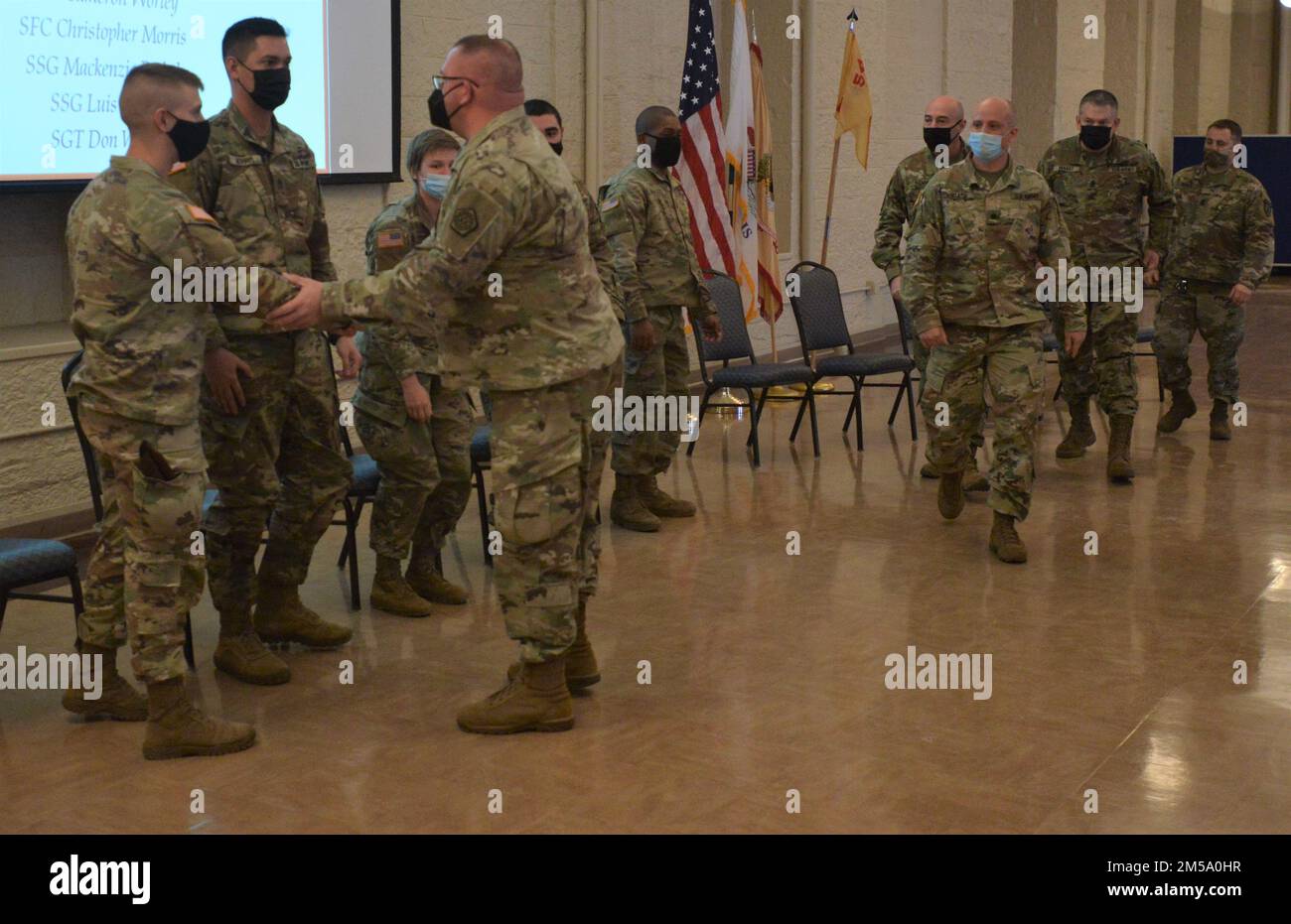 Il Capitano Cameron Worley, responsabile del team di distribuzione, si scrolla con il Colon Tim Newman, il comandante della Brigata sostenibile del 108th, dopo la cerimonia di distribuzione. Una squadra di consulenti logistici composta da cinque soldati della 6th Battaglione della Guardia nazionale dell'esercito dell'Illinois, 54th Brigata di assistenza della forza di sicurezza (SFAB) ha tenuto una cerimonia di spiegamento domenica 13 febbraio presso l'Arsenale di Rock Island, Illinois. Dopo un breve allenamento in Texas, il team si unirà al 5th SFAB dell'esercito di servizio attivo con sede alla base militare Lewis-McChord, Washington, per schierarsi in Mongolia. La distribuzione semestrale è la prima per Illin Foto Stock