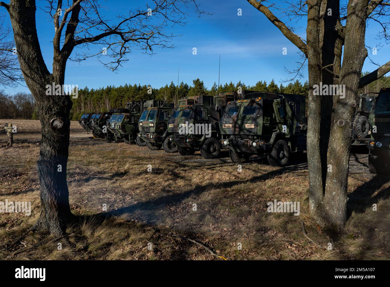 STATI UNITI I veicoli dell'esercito assegnati a 41st Brigata dell'artiglieria di campo, sono posizionati vicino ad un centro di operazioni tattiche il 13 febbraio 2022, in Zagan, Polonia. Circa 150 veicoli e 300 soldati del 41st FAB hanno convoiato dalla loro base di casa a Grafenwoehr, Germania quasi 500 chilometri a Zagan come parte di un esercizio pre-programmato per testare la capacità delle unità di condurre operazioni di convoglio a lungo raggio in condizioni di clima freddo. Foto Stock