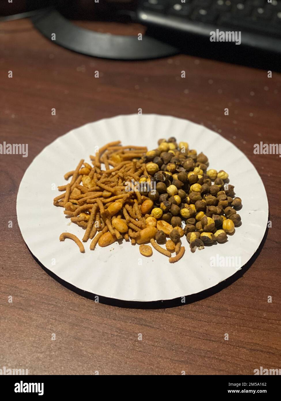 Una vista verticale ad alto angolo di un piatto con chana arrosto servito su un piatto bianco Foto Stock