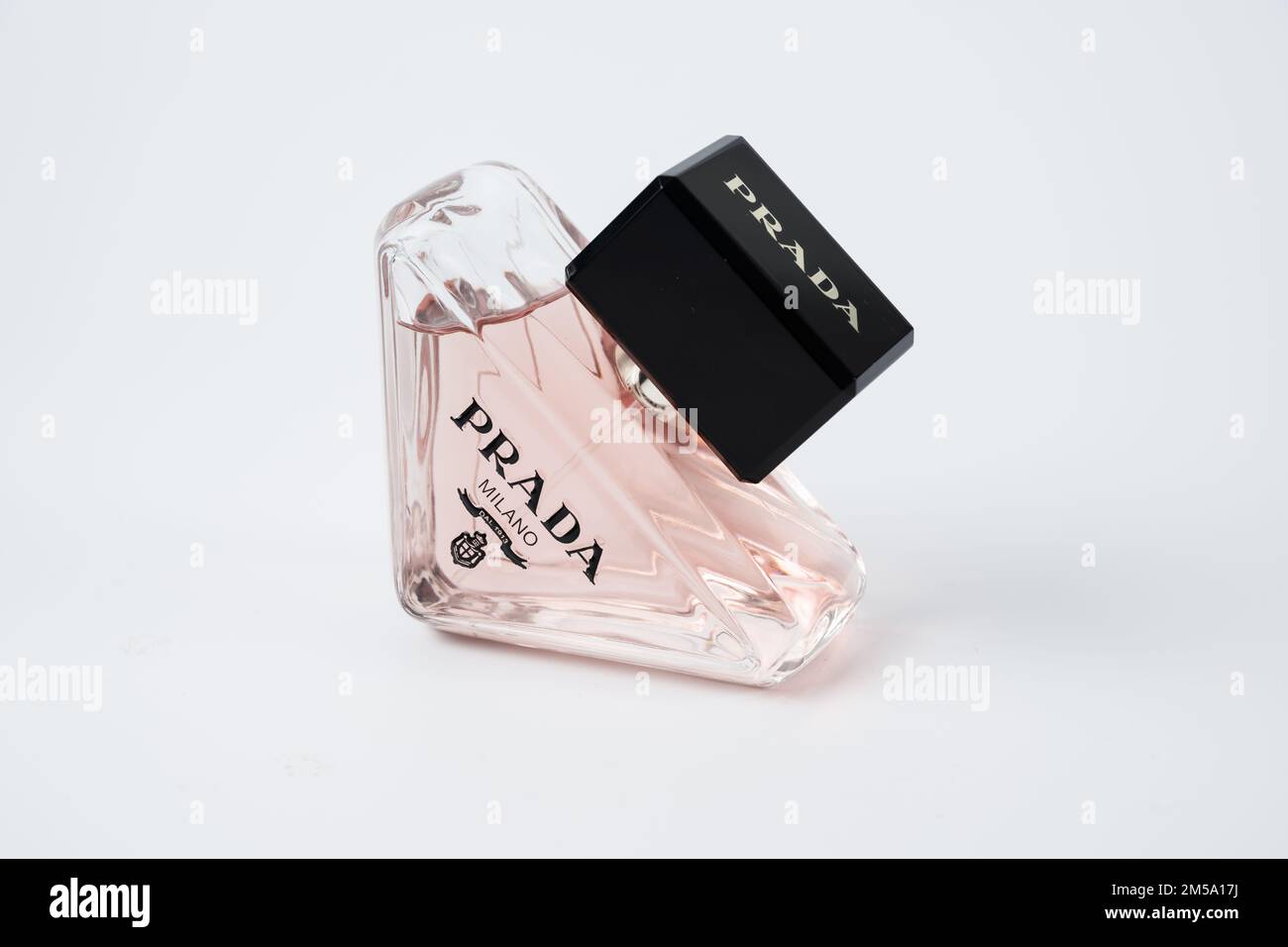 Cardiff Mid Glamorgan Wales UK Dicembre 27 2023 bottiglia di vetro a forma di diamante di profumo Prada eu de toilet isolata su sfondo bianco Foto Stock