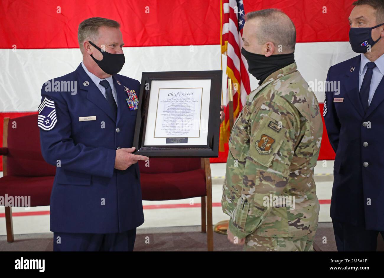 Il Capo Master Sergente Wayne Remy premia i Chiefs Creed al più recente capo di Selfridge, il Capo Master Sergente Stephen Delano dello Squadrone di manutenzione degli aeromobili del 127th durante la sua cerimonia di promozione alla Selfridge Air National Guard base, Michigan, durante febbraio Drill. Foto Stock