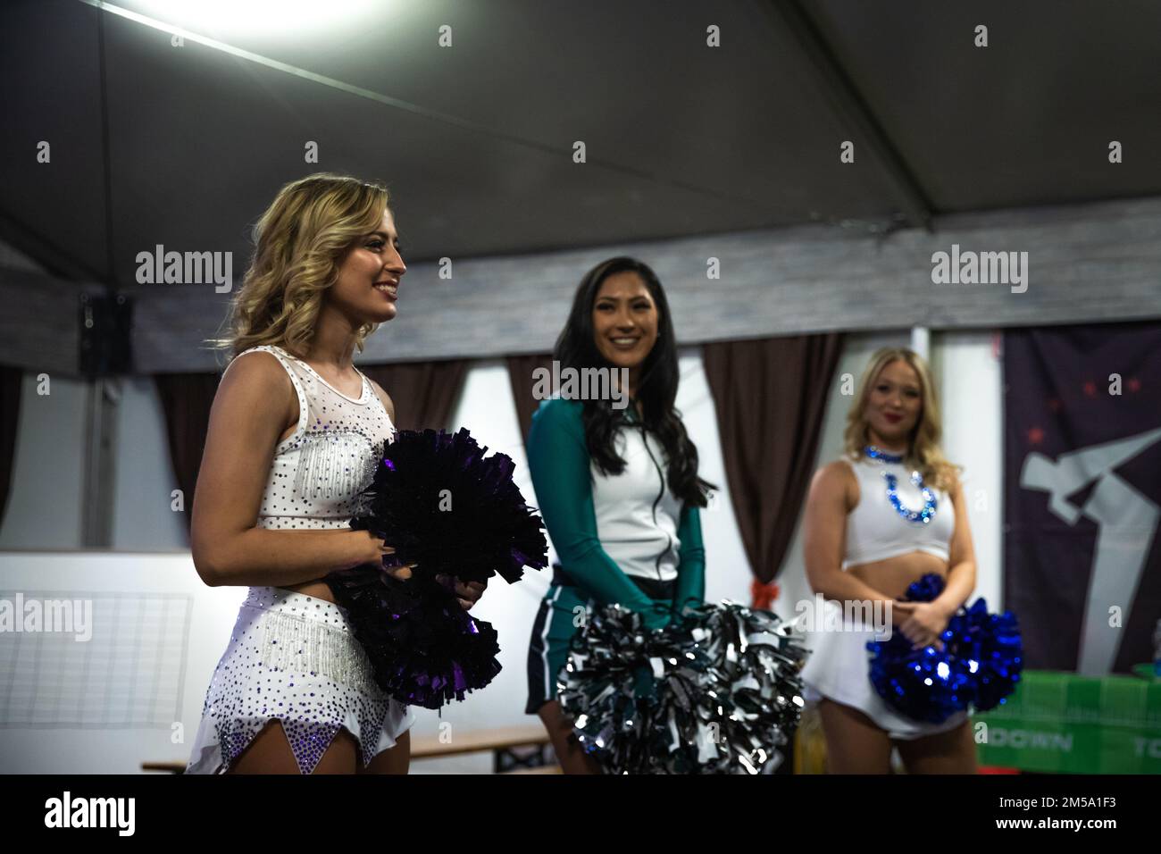 Casey McNally, a sinistra, cheerleader con i Minnesota Vikings, si presenta durante il Pro Blitz Tour tenuto a Poznan, Polonia, 13 febbraio 2022. L'evento Meet and Greet è stata una collaborazione tra la Croce Rossa, l'Armed Forces Entertainment e l'Area Support Group-Polonia Foto Stock Casey McNally, a sinistra, cheerleader con i Minnesota Vikings, si presenta durante il Pro Blitz Tour tenuto a Poznan, Polonia, 13 febbraio 2022. L'evento Meet and Greet è stata una collaborazione tra la Croce Rossa, l'Armed Forces Entertainment e l'Area Support Group-Polonia Foto Stock