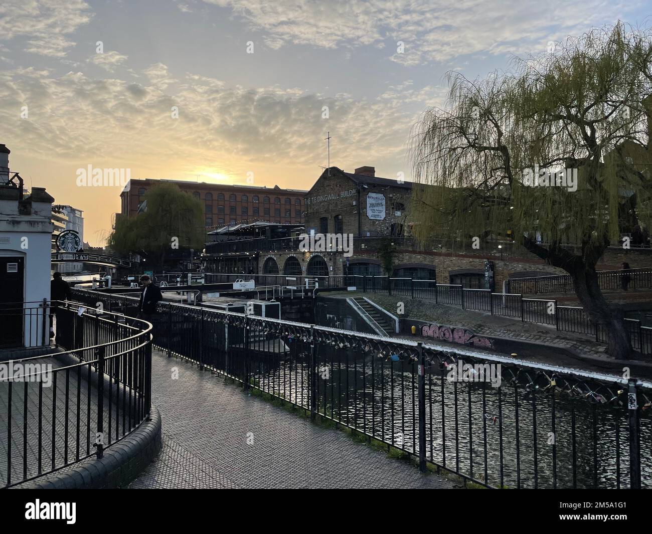 Una vista aerea della città di Camden Town circondata da edifici Foto Stock
