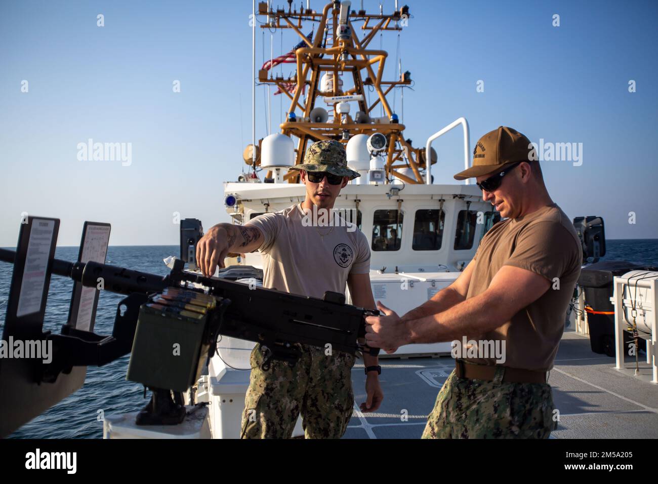 220213-A-RM286-3014 GOLFO ARABICO (13 FEBBRAIO 2022) STATI UNITI Coast Guardsmen Gunner’s Mate 2nd Class Steven Lippelt, a sinistra, e il Capo Boatswain’s Mate John Pettigrew si prepara per l’addestramento antincendio a bordo della USCGC Robert Goldman (WPC 1142) durante l’International Maritime Exercise/Cutlass Express (IMX/CE) 2022 nel Golfo Arabico, 13 febbraio. IMX/CE 2022 è il più grande evento formativo multinazionale in Medio Oriente, che coinvolge oltre 60 nazioni e organizzazioni internazionali impegnate a rafforzare il partenariato e l'interoperabilità per rafforzare la sicurezza e la stabilità marittima. Foto Stock