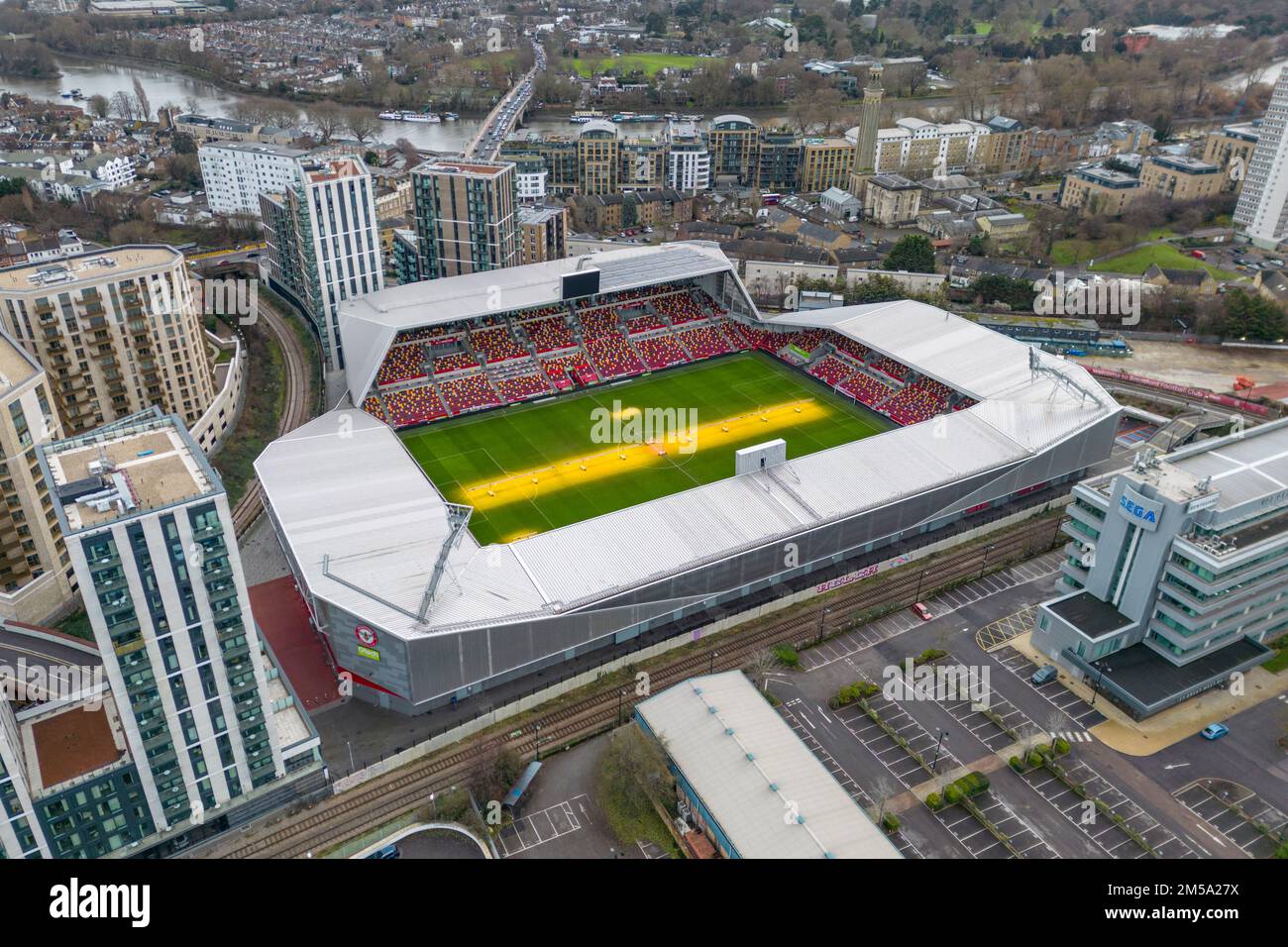 Veduta aerea del GTECH Community Stadium, sede della squadra della Premier League inglese, del Brentford Football Club, Londra, Regno Unito. Foto Stock