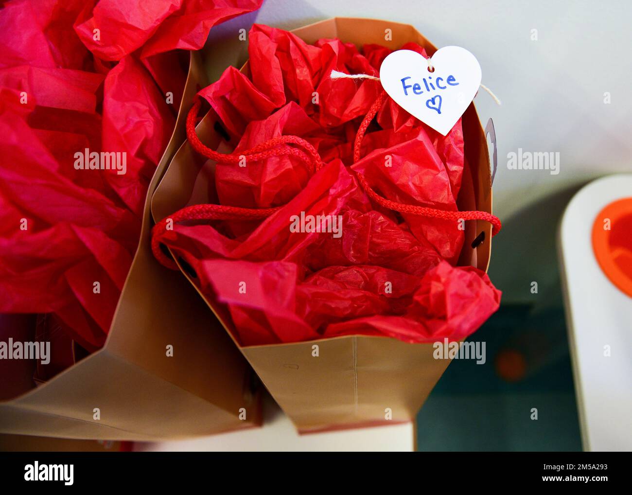 Borse regalo per bambini nel reparto di oncologia pediatrica dell'Ospedale Pordenone sono esposte a Pordenone, 14 febbraio 2022. Quattro Airmen e civili dell'ufficio Squadron Pass & Registration delle forze di sicurezza del 31st hanno donato 15 borse regalo ai bambini il giorno di San Valentino per mostrare il loro apprezzamento. Le borse regalo sono state consegnate ai bambini di età compresa tra 9 mesi e 15 anni e ogni borsa regalo è stata personalizzata in base all'età del bambino. Foto Stock